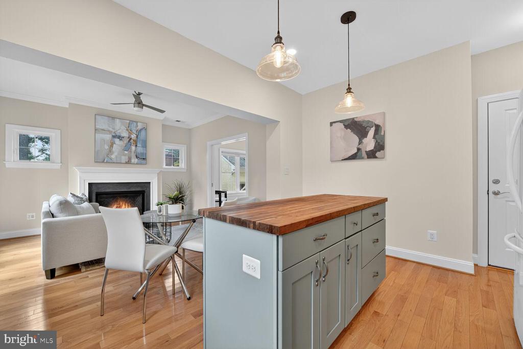 Arlington, Virginia, 22213, United States, 5 Bedrooms Bedrooms, ,5 BathroomsBathrooms,Residential,For Sale,1982488