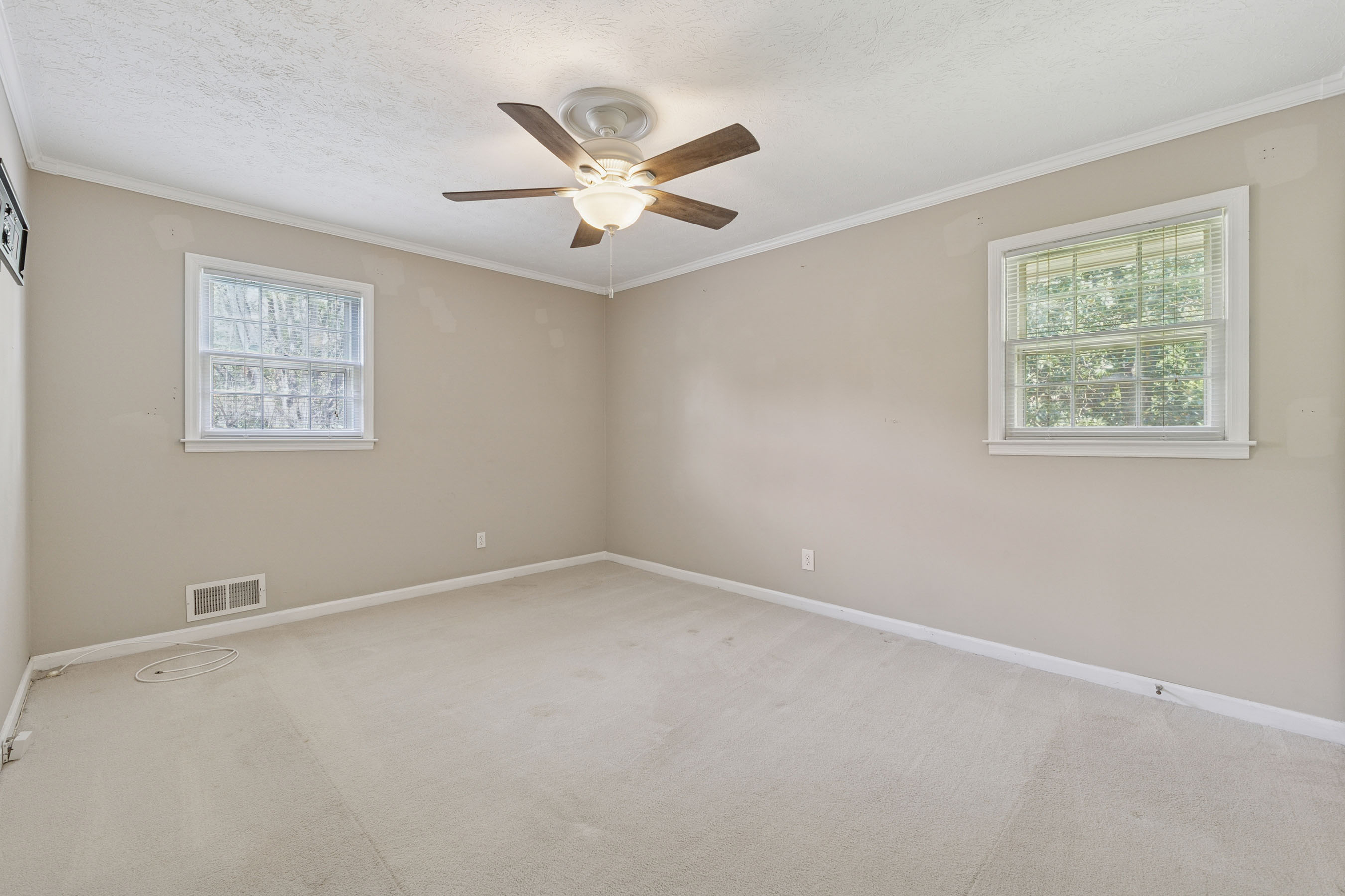  One of the Last Remaining Opportunities on Sought-After Meadow Drive in Downtown - 物件實景