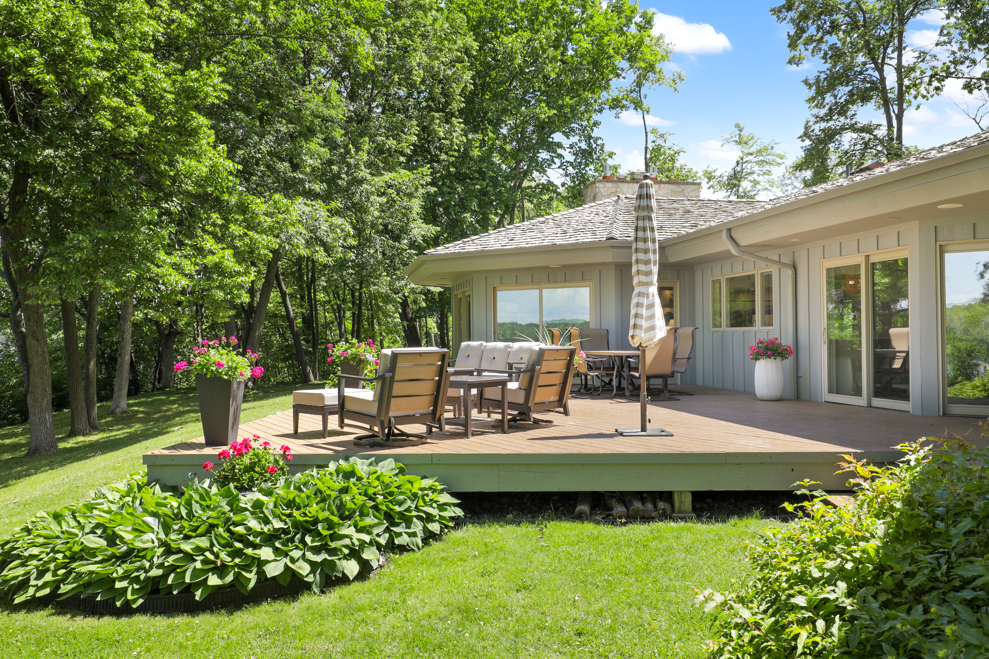  Lakeside Luxury with Timeless Charm and Modern Touches - 物件實景