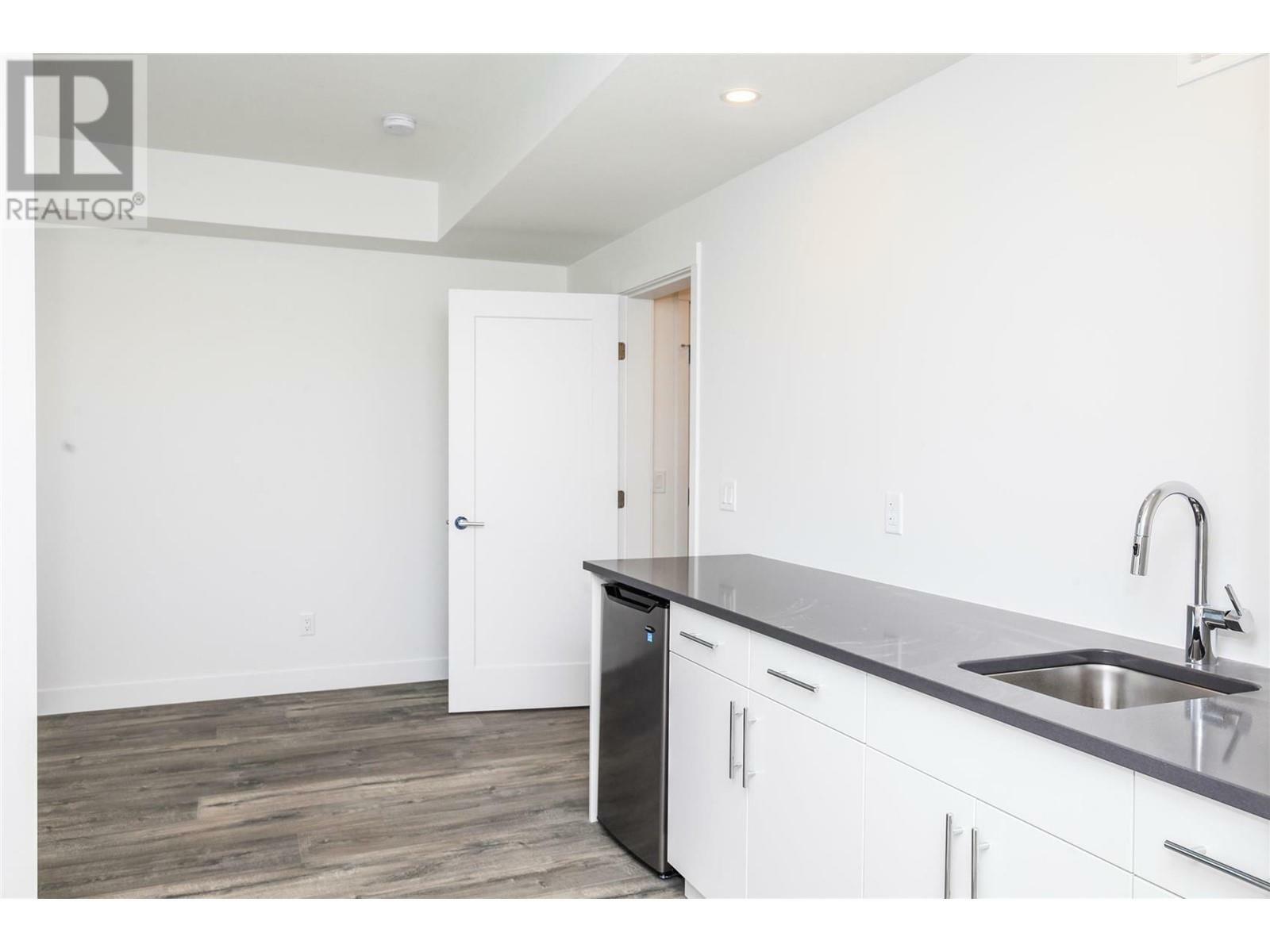 KELOWNA, British Columbia, V1Y 9T1, CA, 3 Bedrooms Bedrooms, ,3 BathroomsBathrooms,Residential,For Sale,1961682