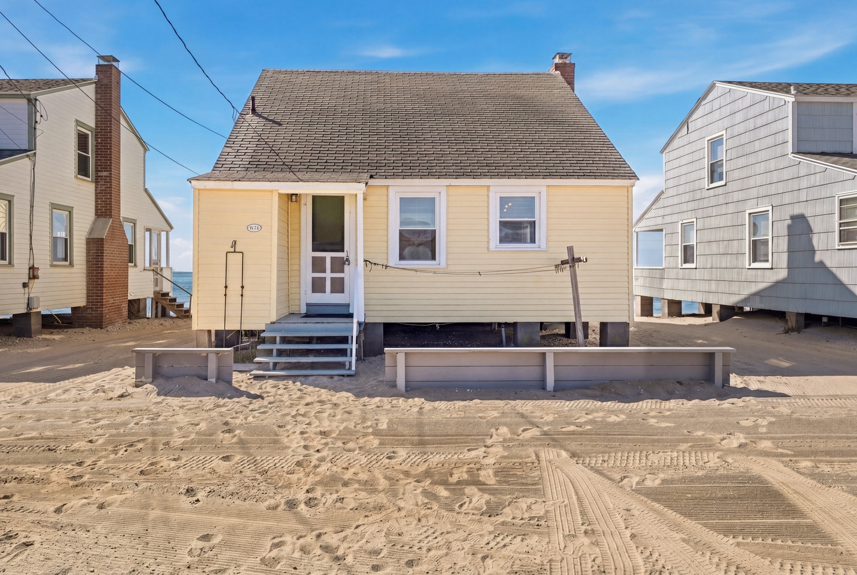  Charming Direct Waterfront Beach Cottage at Hawk