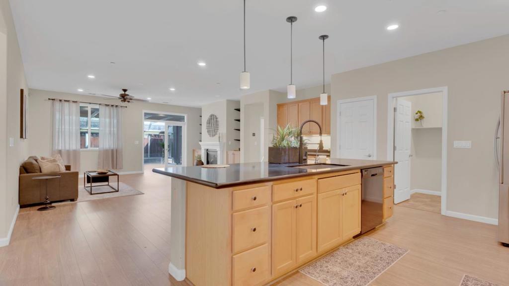 Hollister, California, 95023, United States, 4 Bedrooms Bedrooms, ,2 BathroomsBathrooms,Residential,For Sale,1976476