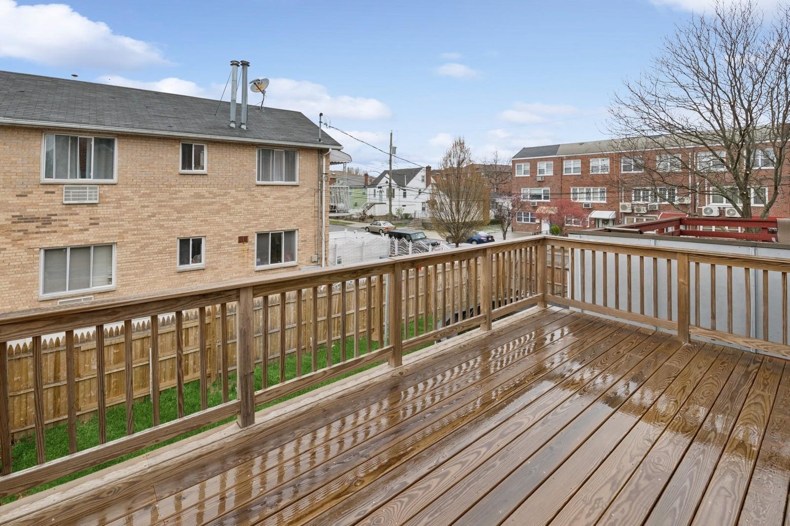 Bronx, New York, 10465, United States, 3 Bedrooms Bedrooms, ,2 BathroomsBathrooms,Residential,For Sale,1794216