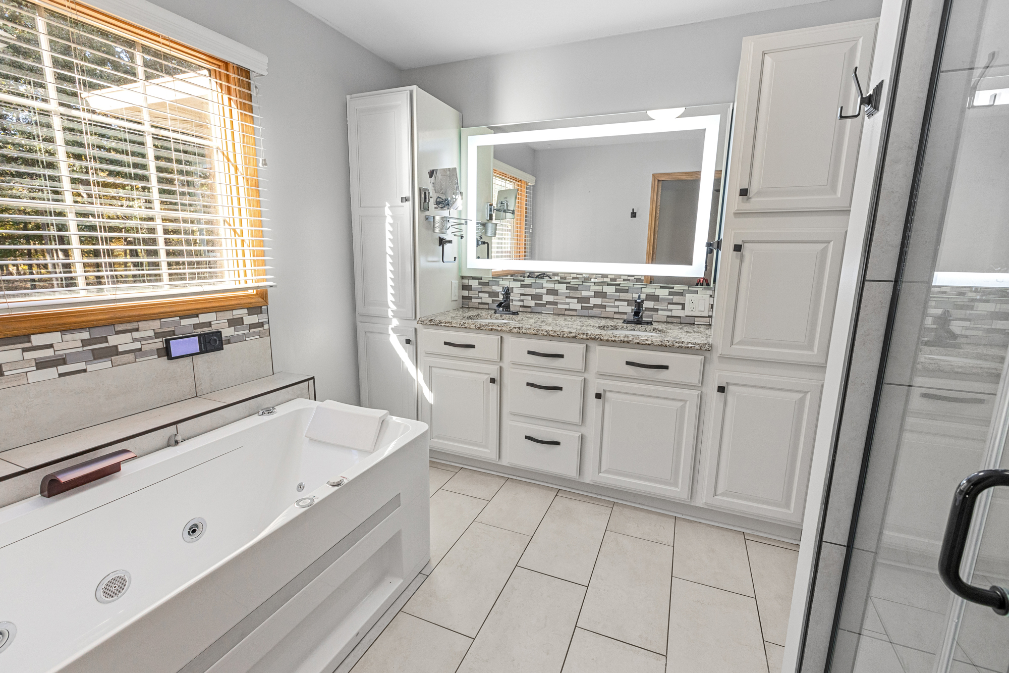 Effingham, Illinois, 62401, United States, 3 Bedrooms Bedrooms, ,3 BathroomsBathrooms,Residential,For Sale,1976361