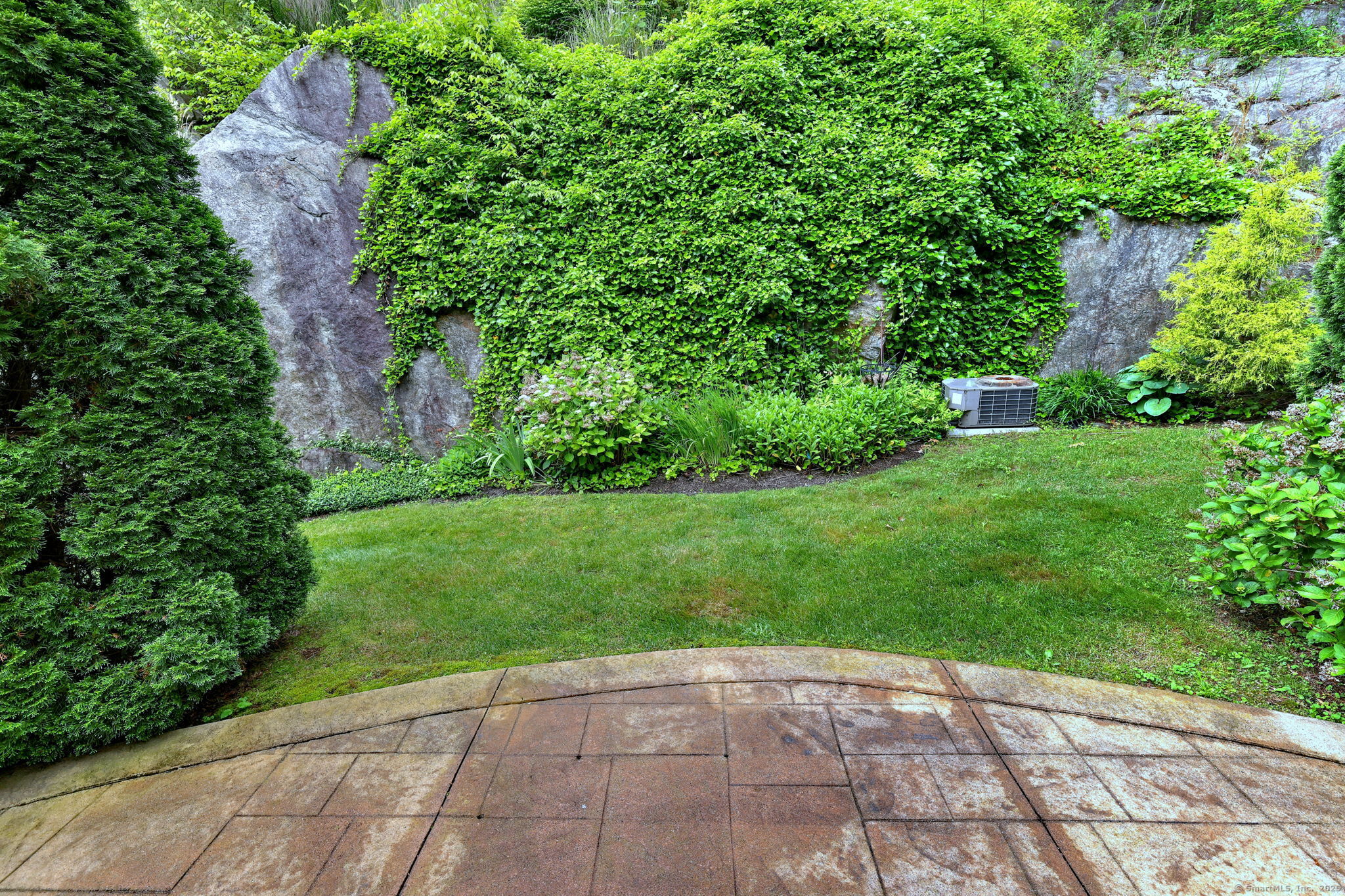 Shelton, Connecticut, 06484, United States, 2 Bedrooms Bedrooms, ,3 BathroomsBathrooms,Residential,For Sale,1933368