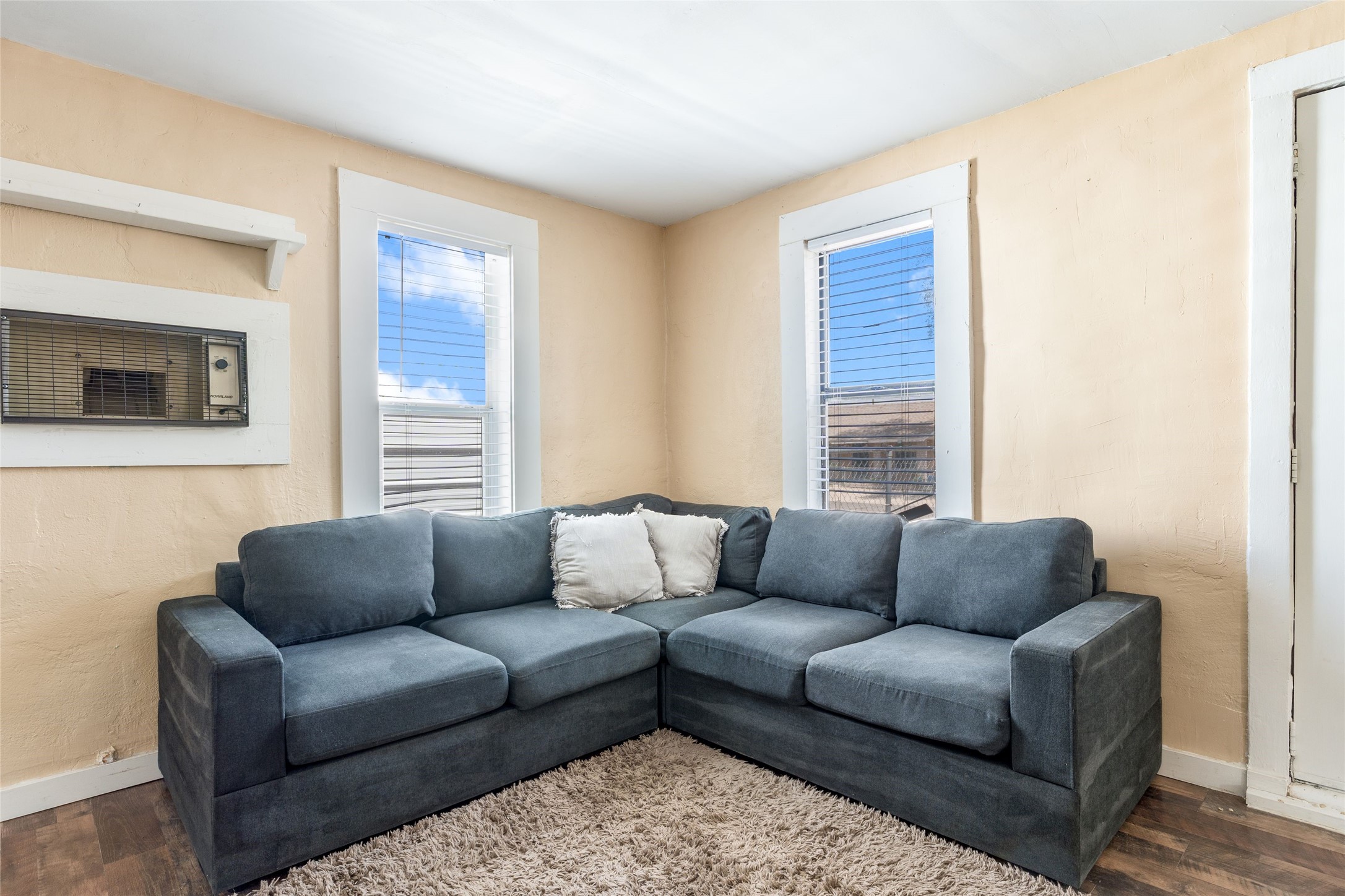  704 Loring Avenue - 物件實景