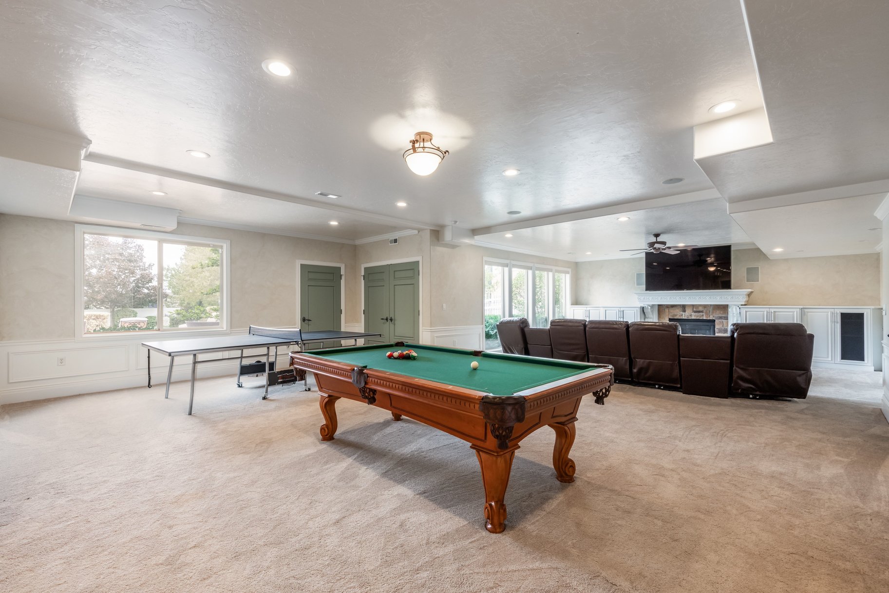  Stately Gated-Community Estate on Nearly Half an Acre: Vaulted Ceilings, Valley - 物件實景