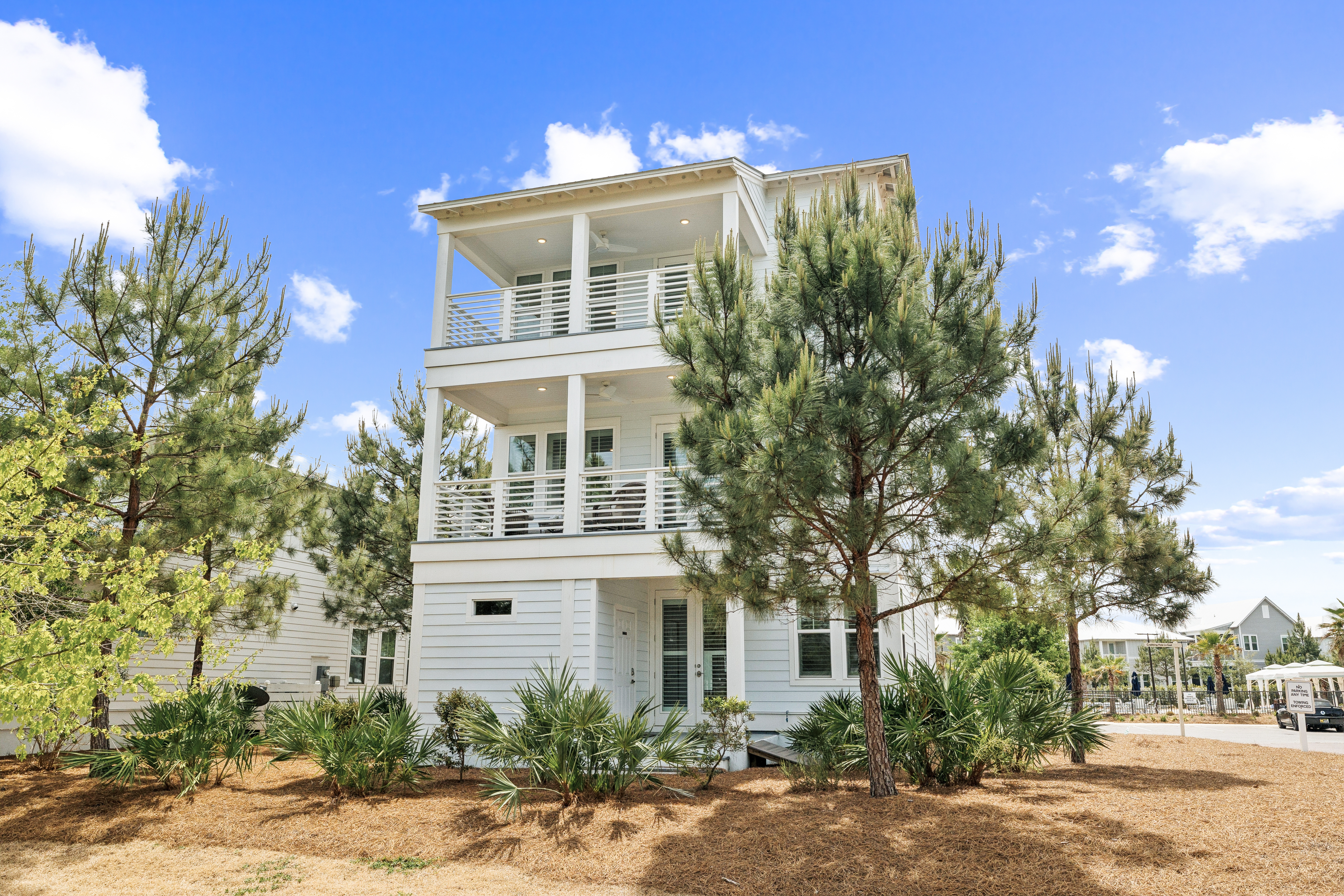  Spacious 3-Level Home With Elevator & Steps to Community Pool - 物件實景