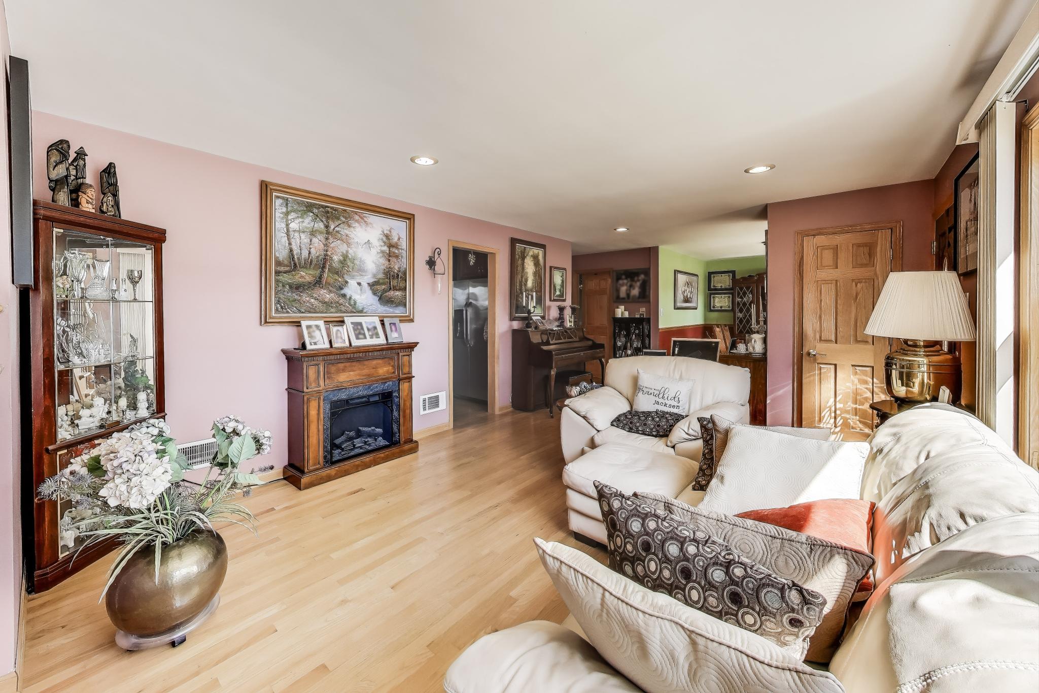 Harwood Heights, Illinois, 60706, United States, 2 Bedrooms Bedrooms, ,Residential,For Sale,1928738