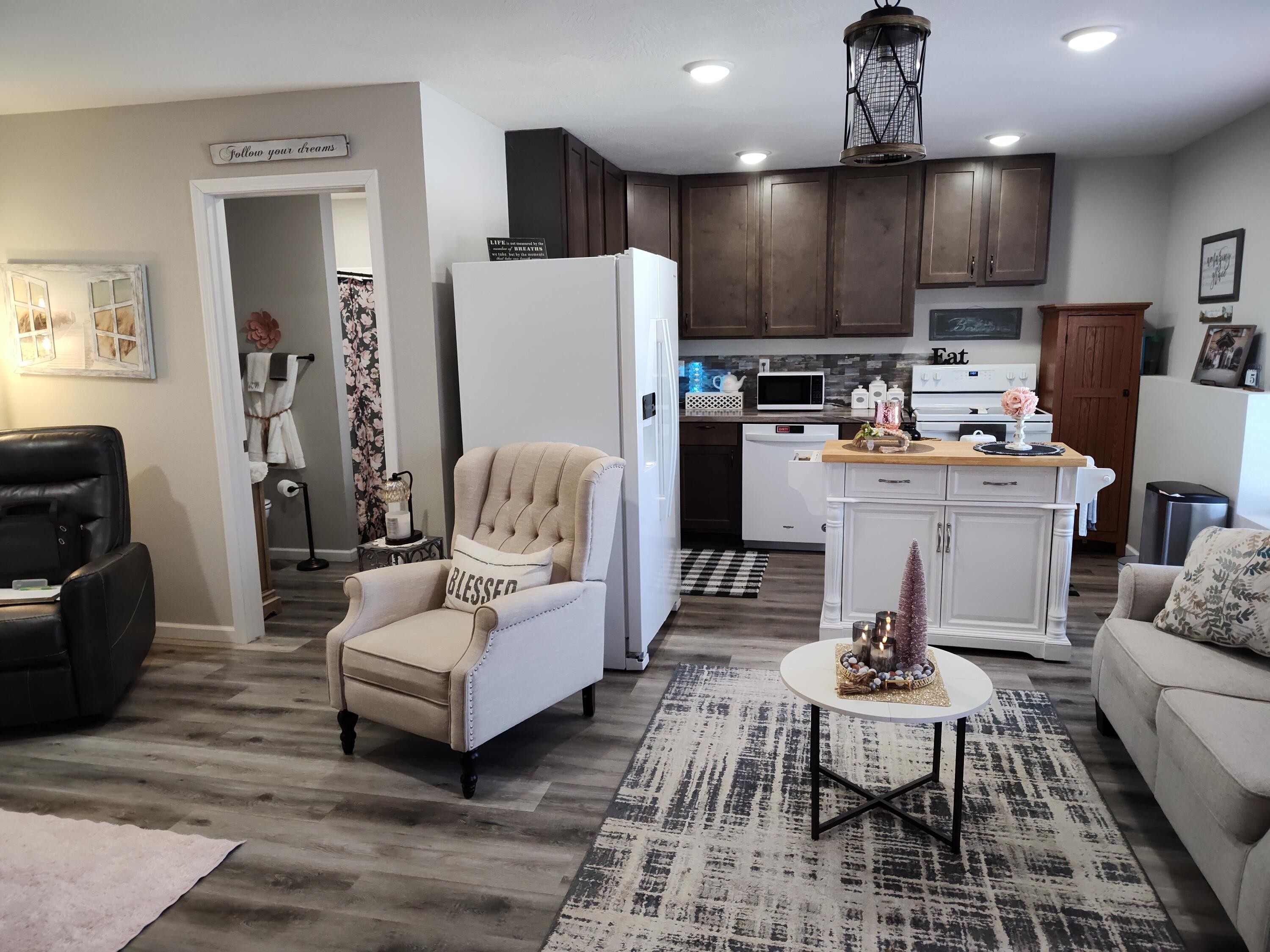 Bolivar, Missouri, 65613, United States, 2 Bedrooms Bedrooms, ,3 BathroomsBathrooms,Residential,For Sale,1975211