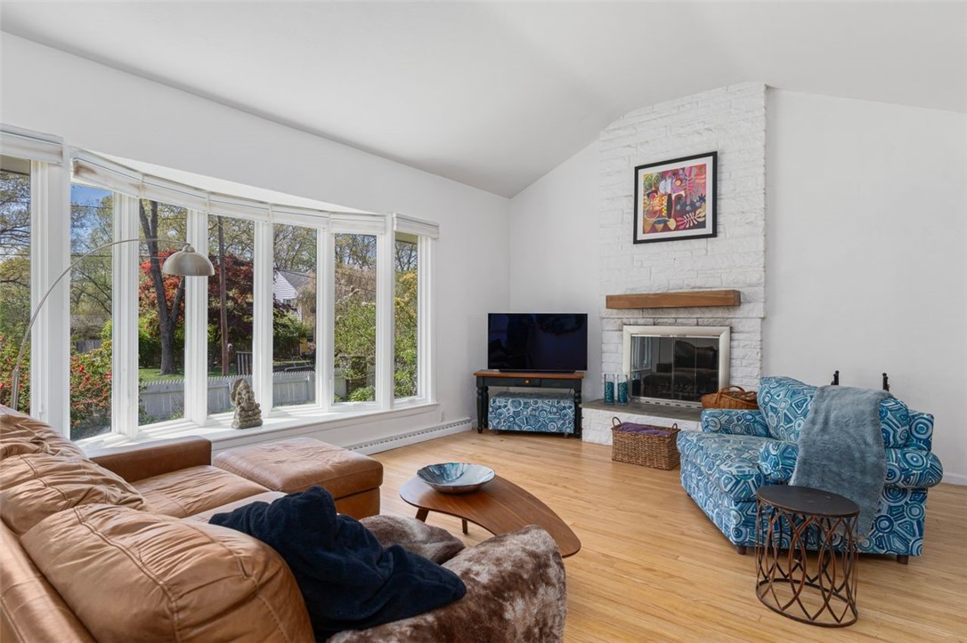 Warwick, Rhode Island, 02886, United States, 4 Bedrooms Bedrooms, ,2 BathroomsBathrooms,Residential,For Sale,1918180