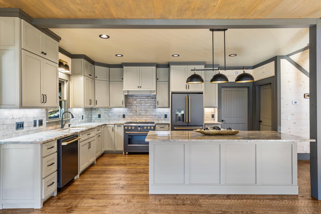 Mineral Bluff, Georgia, 30559, United States, 4 Bedrooms Bedrooms, ,5 BathroomsBathrooms,Residential,For Sale,1986837