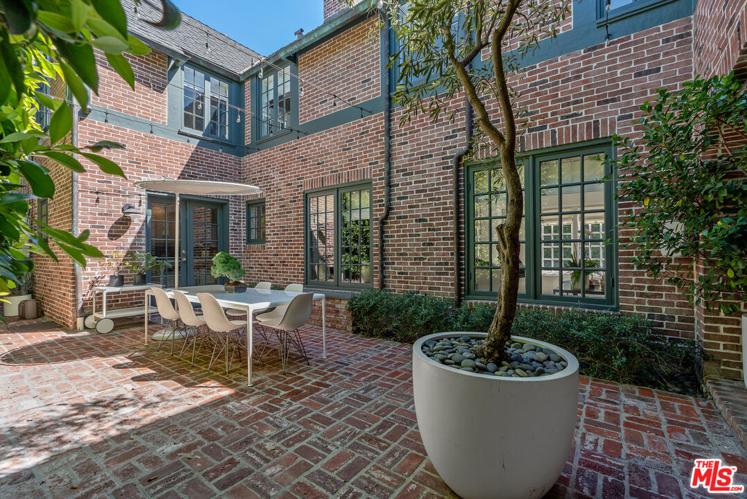 Los Angeles, California, 90020, United States, 5 Bedrooms Bedrooms, ,5 BathroomsBathrooms,Residential,For Sale,1939583