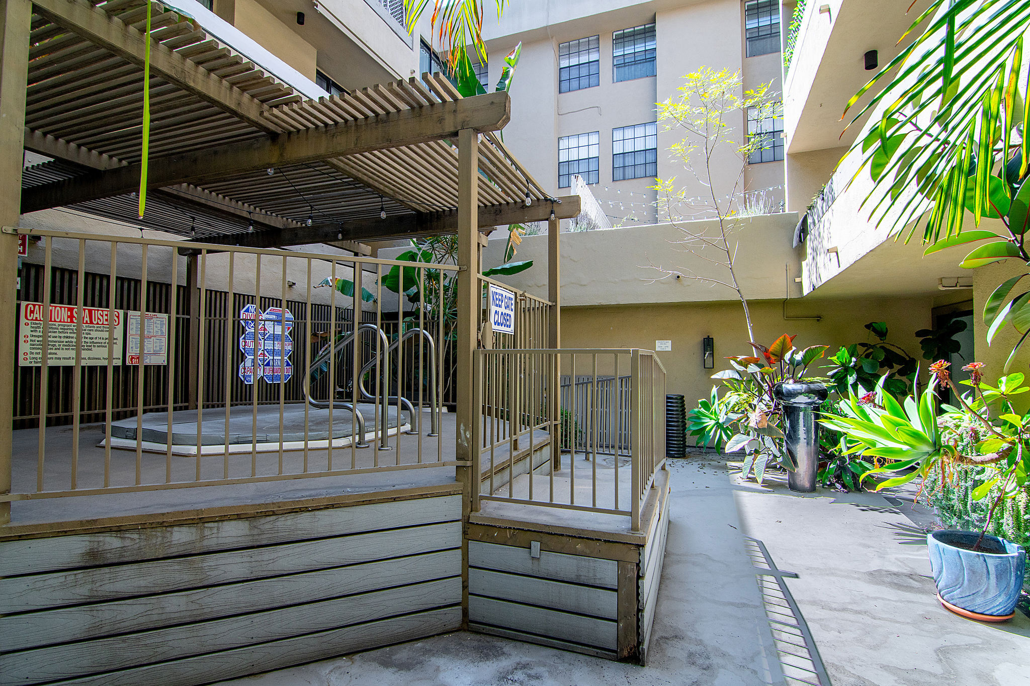  740  N Kings Rd - 物件實景