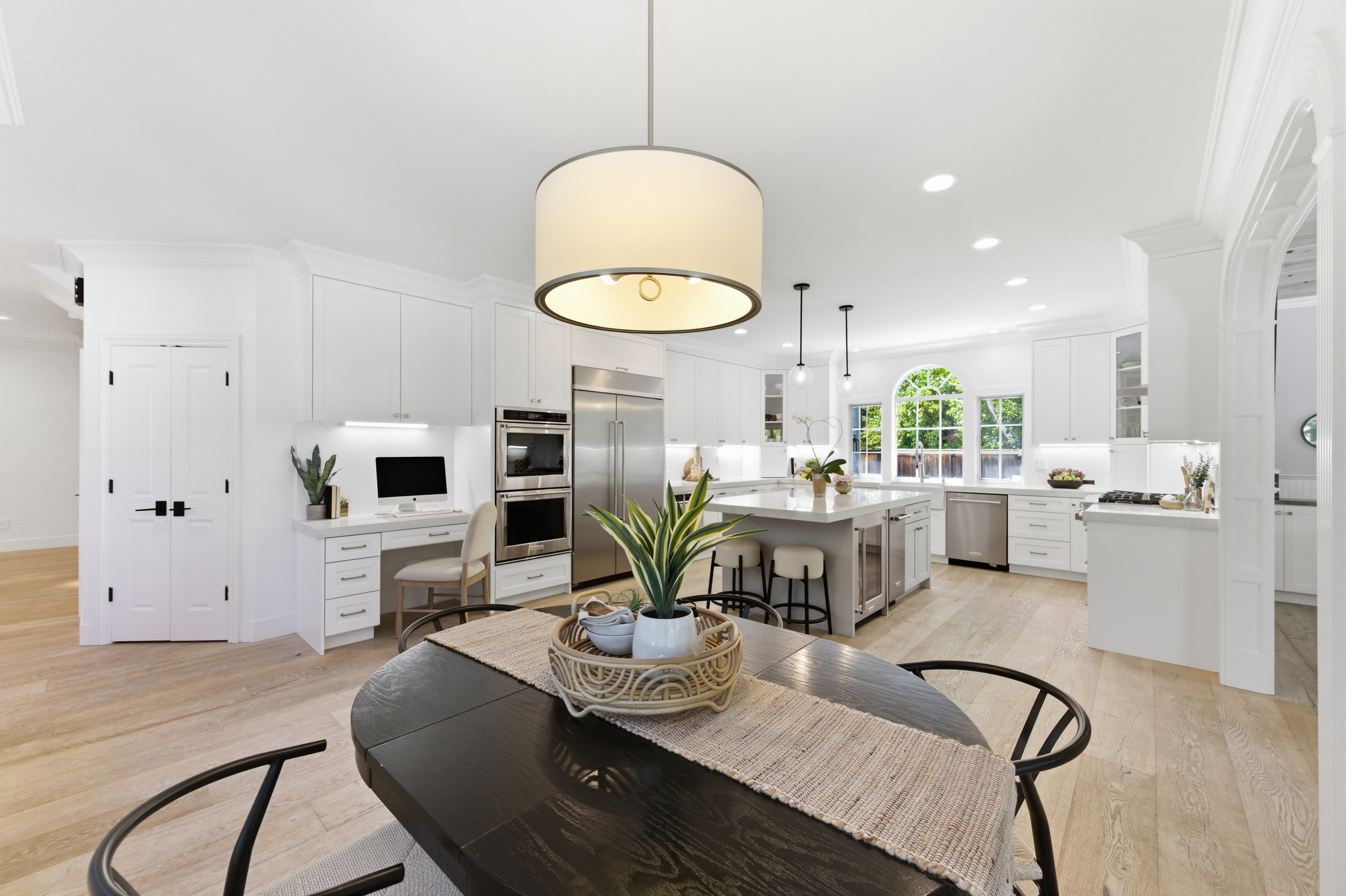  Timeless Transitional Estate with Resort-Style Backyard - 物件實景