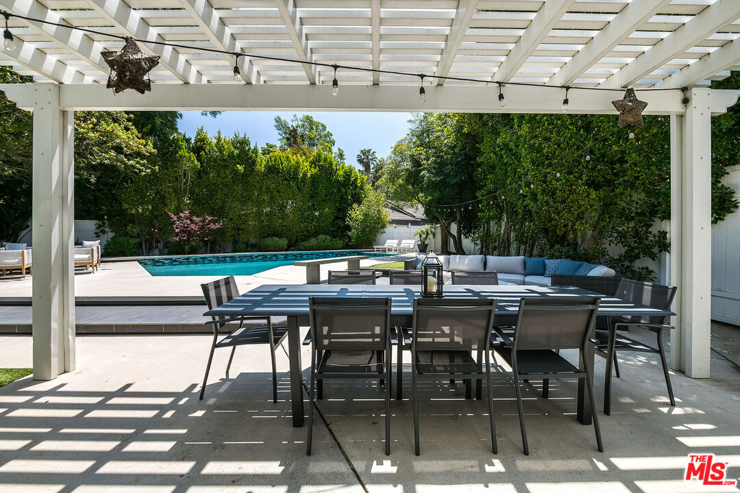 Studio City, California, 91604, United States, 4 Bedrooms Bedrooms, ,3 BathroomsBathrooms,Residential,For Sale,1850354
