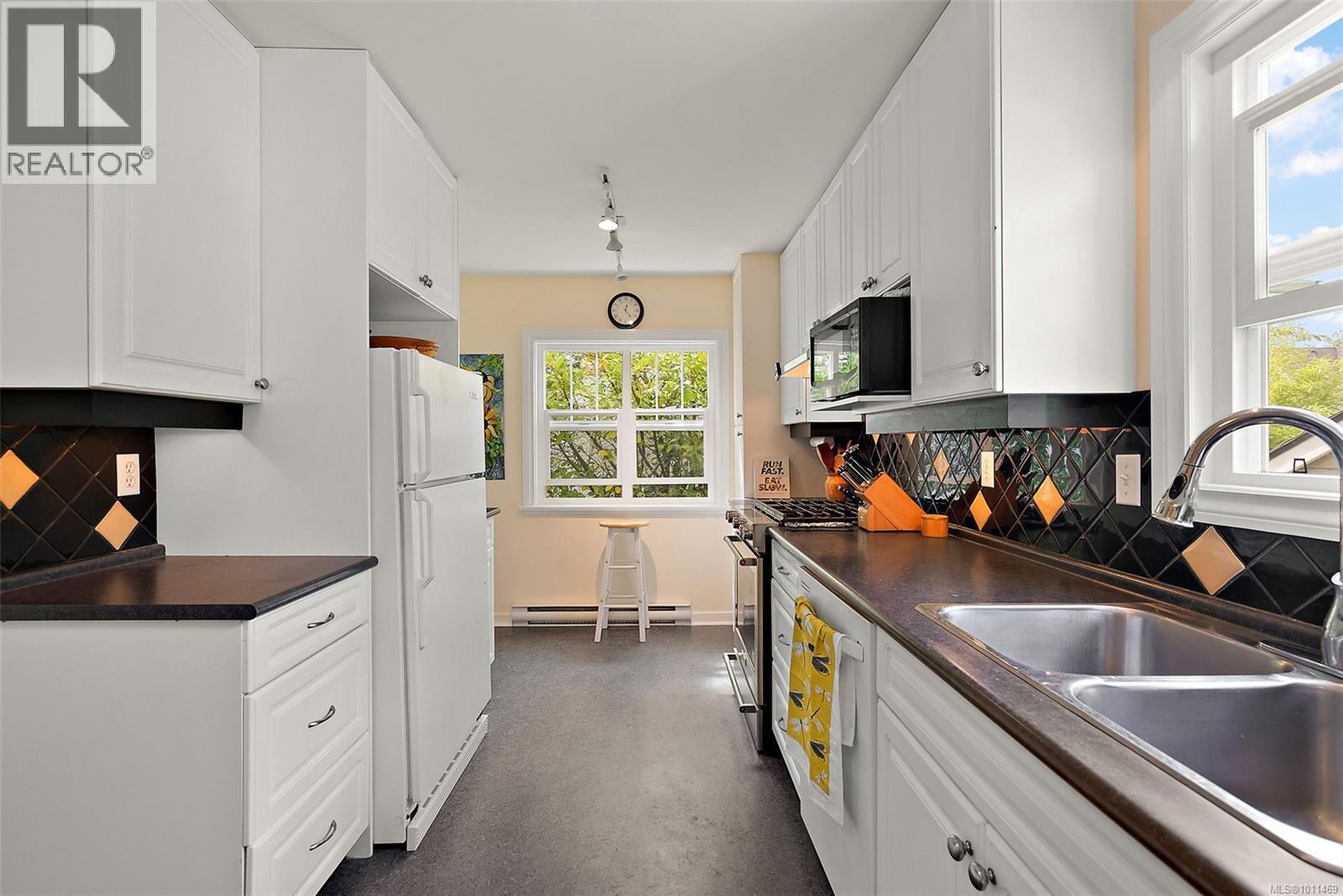 OAK BAY, British Columbia, V8R 5L1, CA, 3 Bedrooms Bedrooms, ,1 BathroomBathrooms,Residential,For Sale,1949750