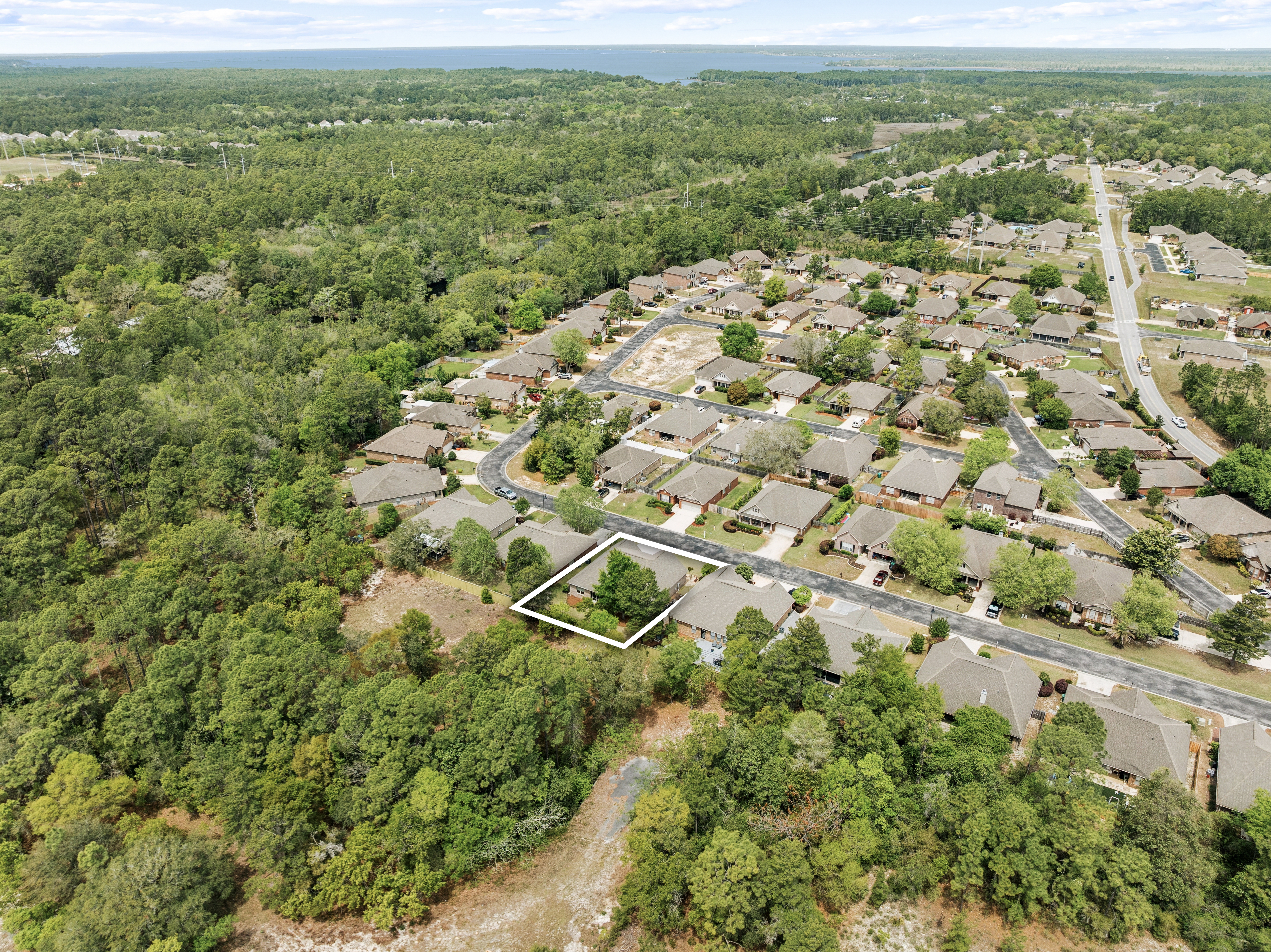  Immaculate, Spacious Single-Level Living Home with Screened Outdoor Living - 物件實景