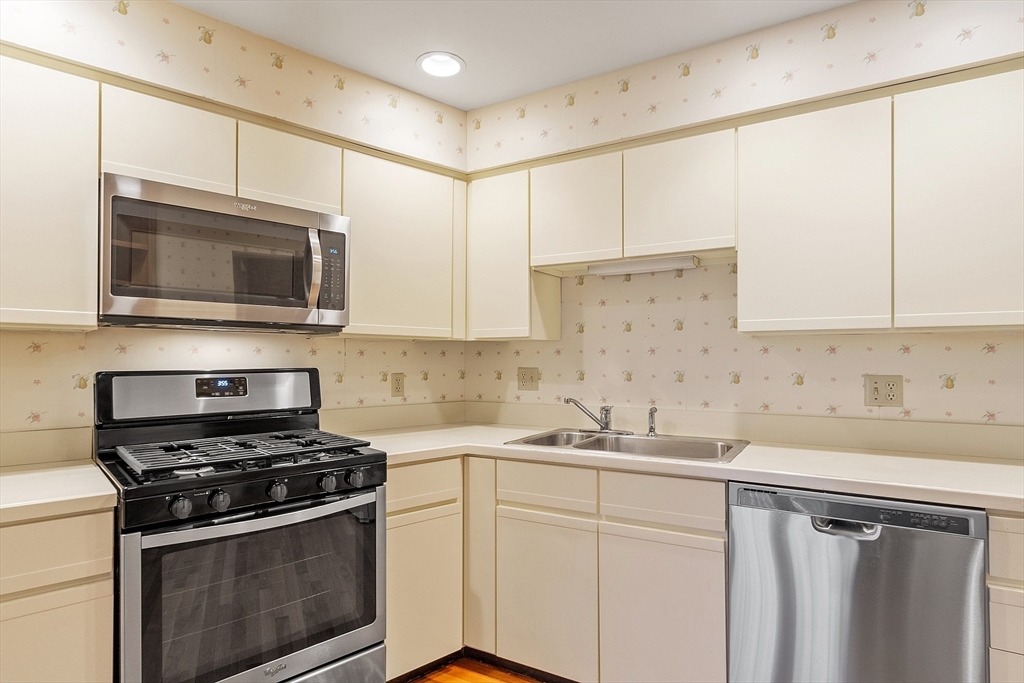 Worcester, Massachusetts, 01609, United States, 3 Bedrooms Bedrooms, ,4 BathroomsBathrooms,Residential,For Sale,1987815