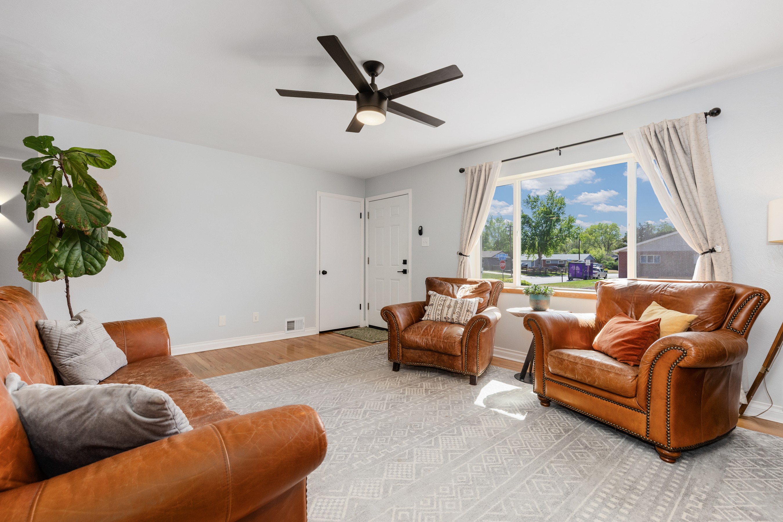  Stylish Ranch Living with Detached ADU - 物件實景