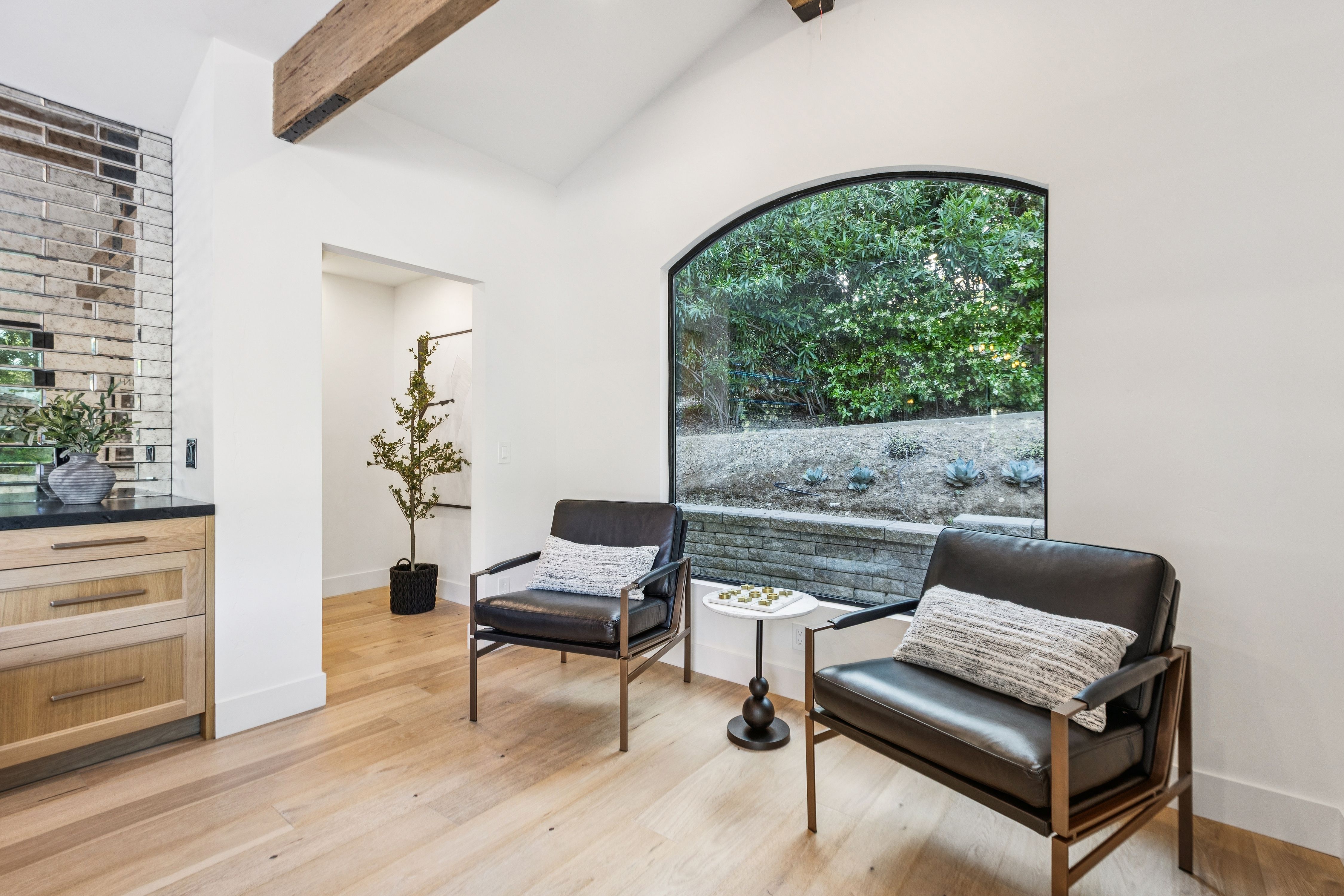  Private Gated Sanctuary With Expansive Outdoor Living - 物件實景
