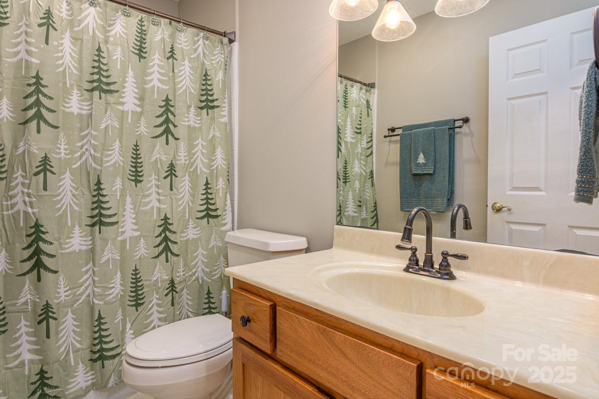 Hendersonville, North Carolina, 28739, United States, 3 Bedrooms Bedrooms, ,2 BathroomsBathrooms,Residential,For Sale,1974485