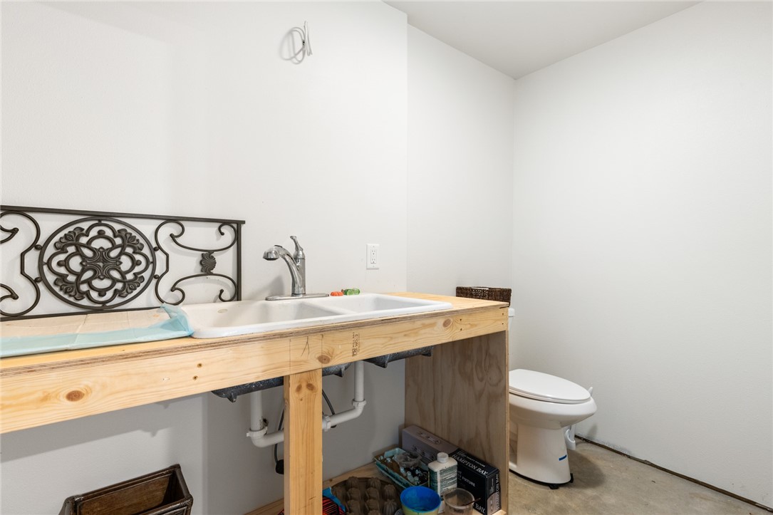 Yellville, Arkansas, 72687, United States, 2 Bedrooms Bedrooms, ,3 BathroomsBathrooms,Residential,For Sale,1970032