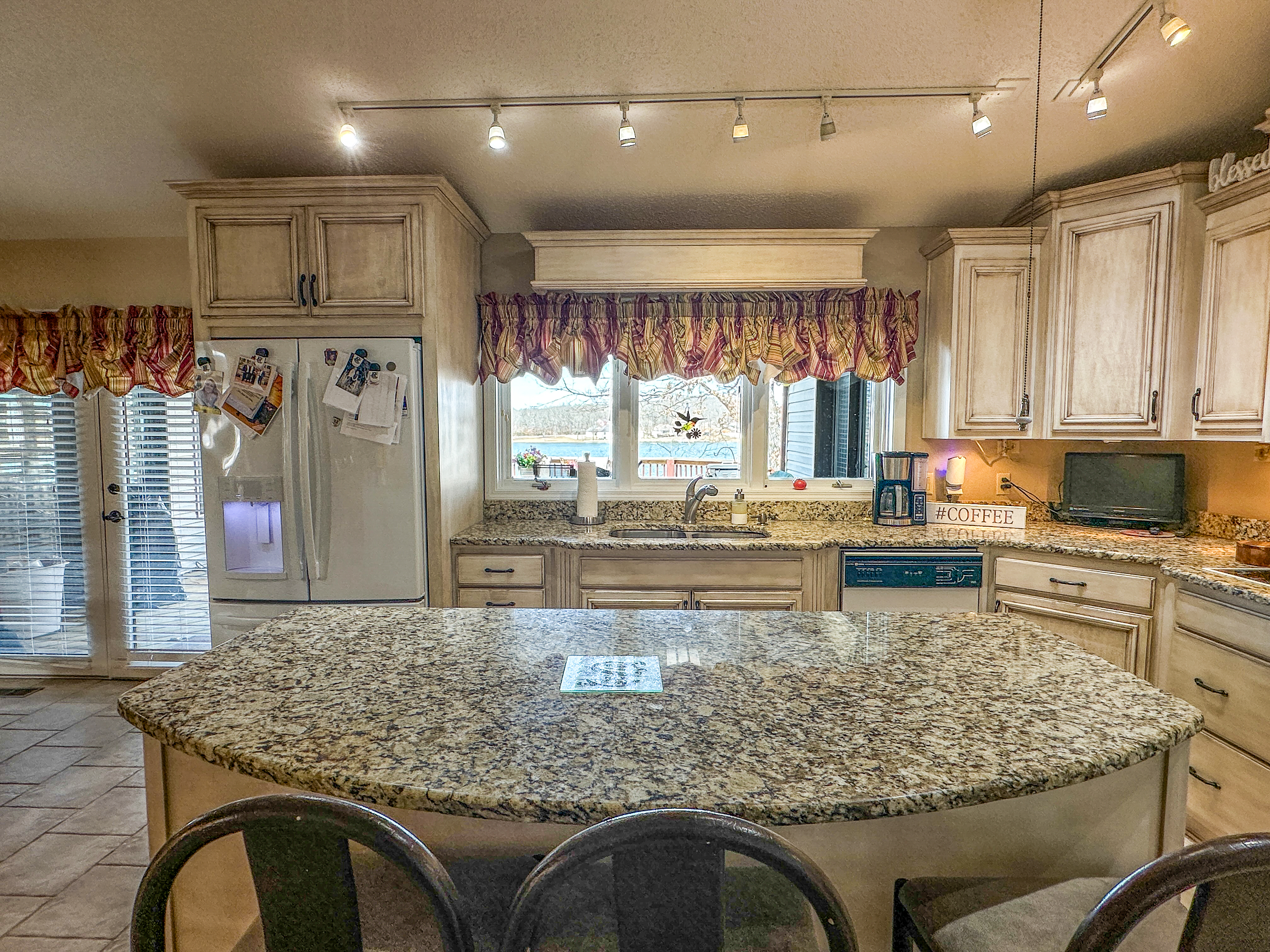 Horseshoe Bend, Arkansas, 72512, United States, 5 Bedrooms Bedrooms, ,5 BathroomsBathrooms,Residential,For Sale,1910999