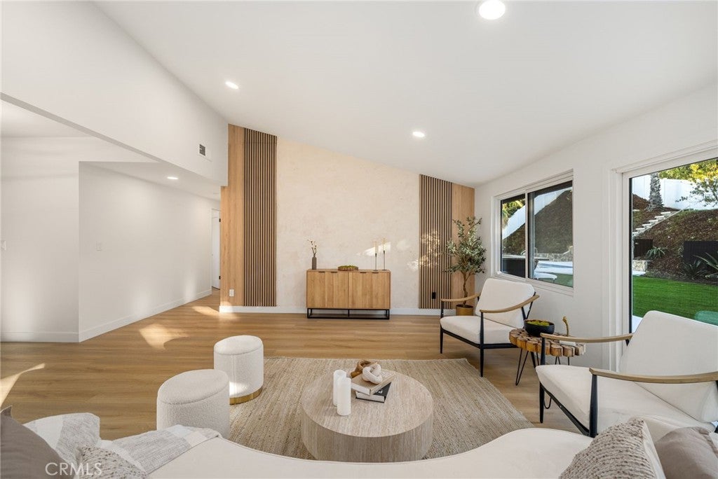 Woodland Hills, California, 91367, United States, 3 Bedrooms Bedrooms, ,2 BathroomsBathrooms,Residential,For Sale,1991959