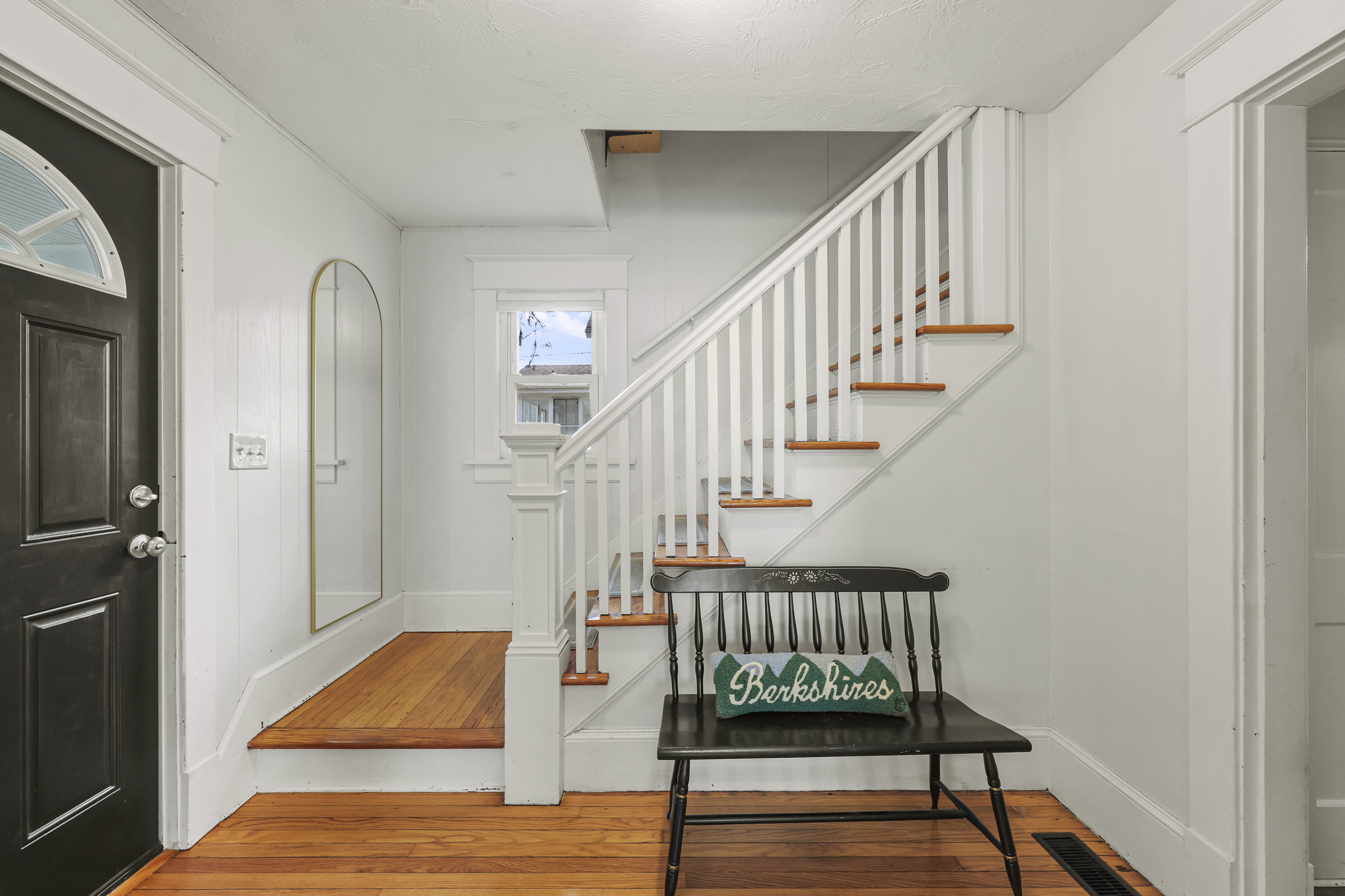  Sunlit, Well-Kept Home with Easy Flow and Quiet Setting - 物件實景