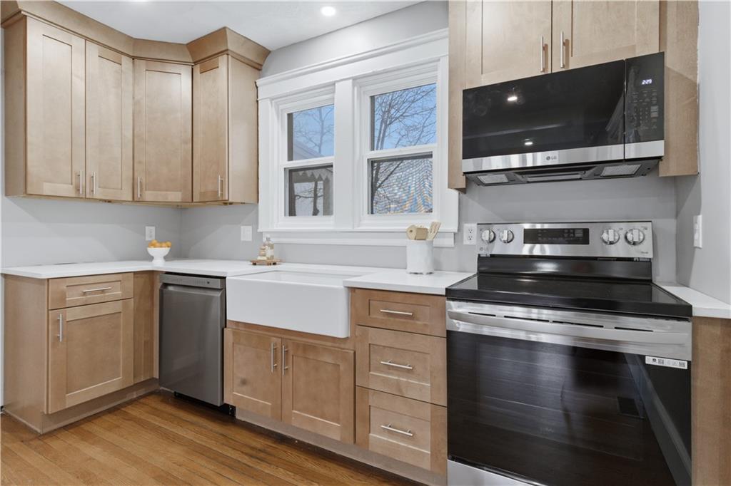 Providence, Rhode Island, 02906, United States, 3 Bedrooms Bedrooms, ,2 BathroomsBathrooms,Residential,For Sale,2030290