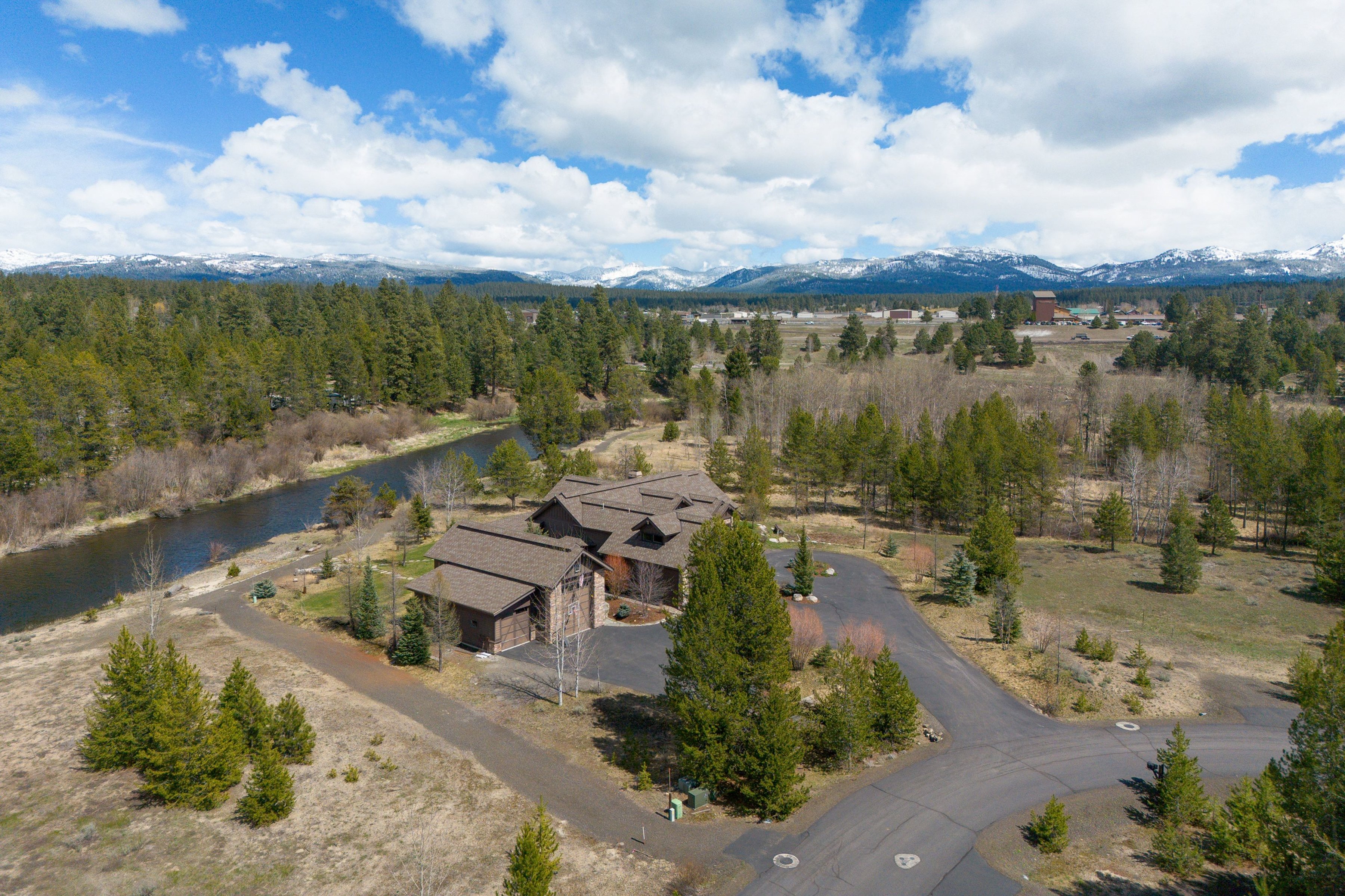  Stunning Home with Payette River Frontage on 2.66 Acres in McCall, Idaho - 物件實景