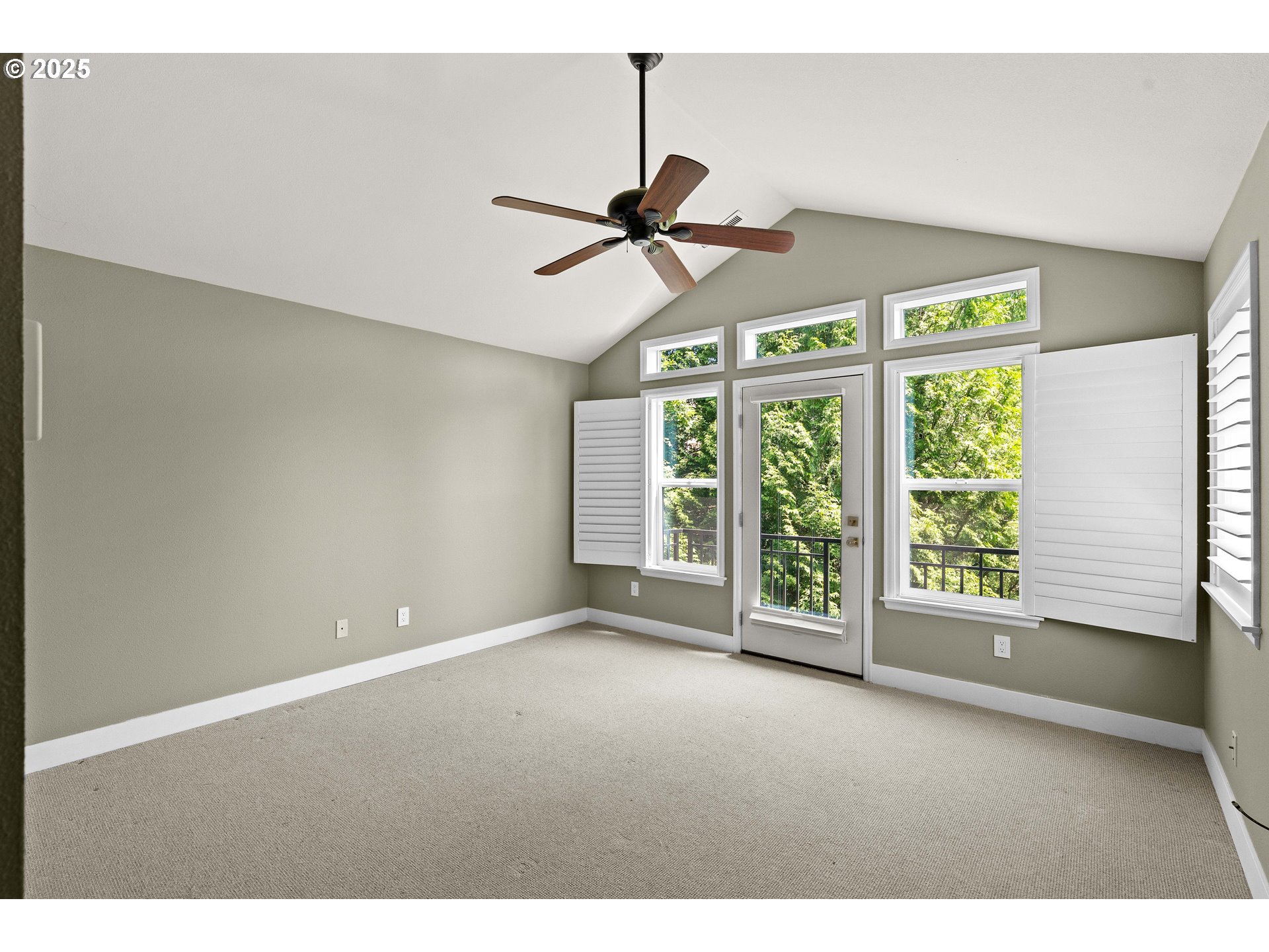 Lake Oswego, Oregon, 97035, United States, 2 Bedrooms Bedrooms, ,2 BathroomsBathrooms,Residential,For Sale,1889875