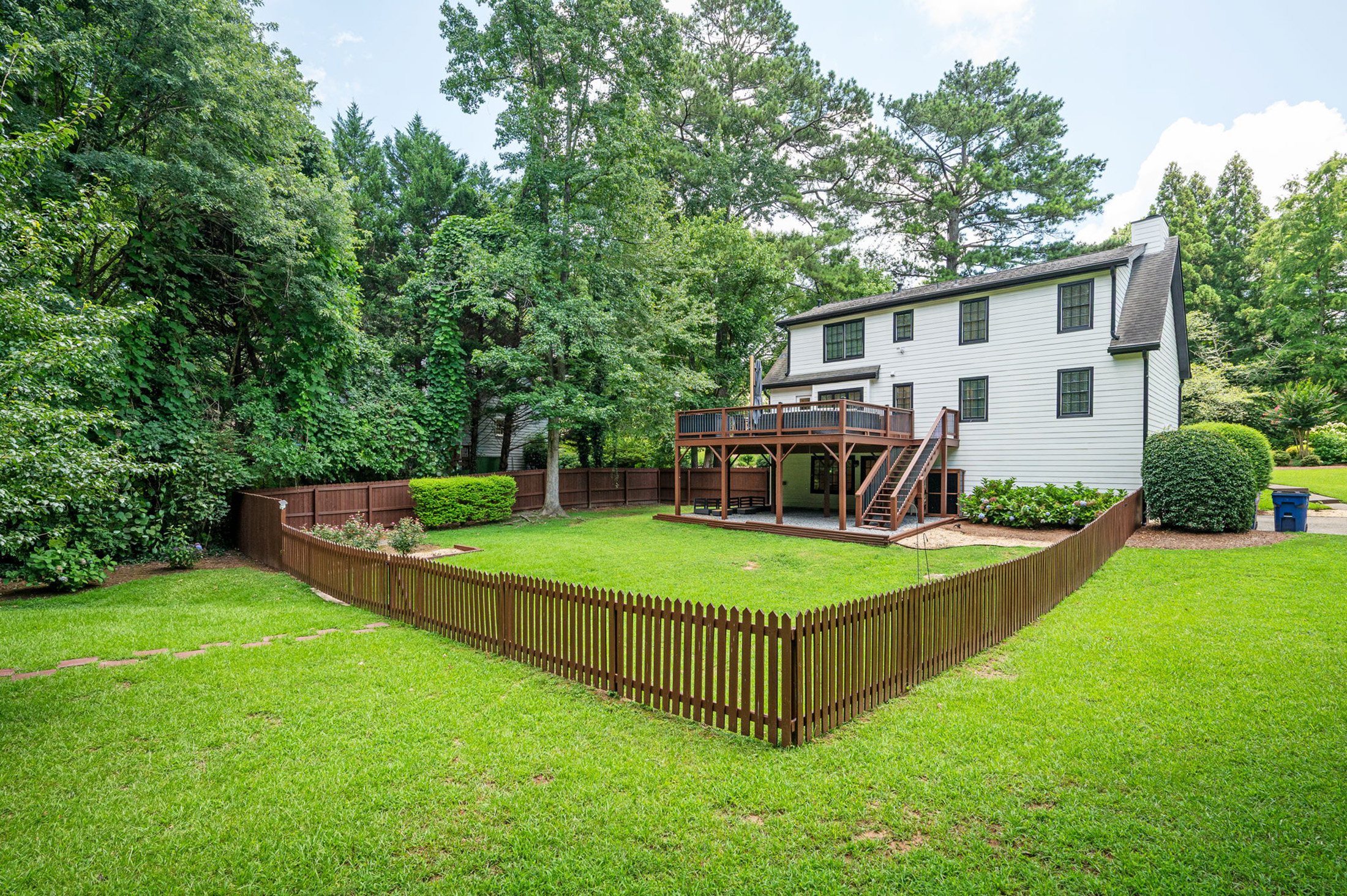  Exceptional Home Nestled on 0.83+/- Acre Picturesque Corner Lot - 物件實景