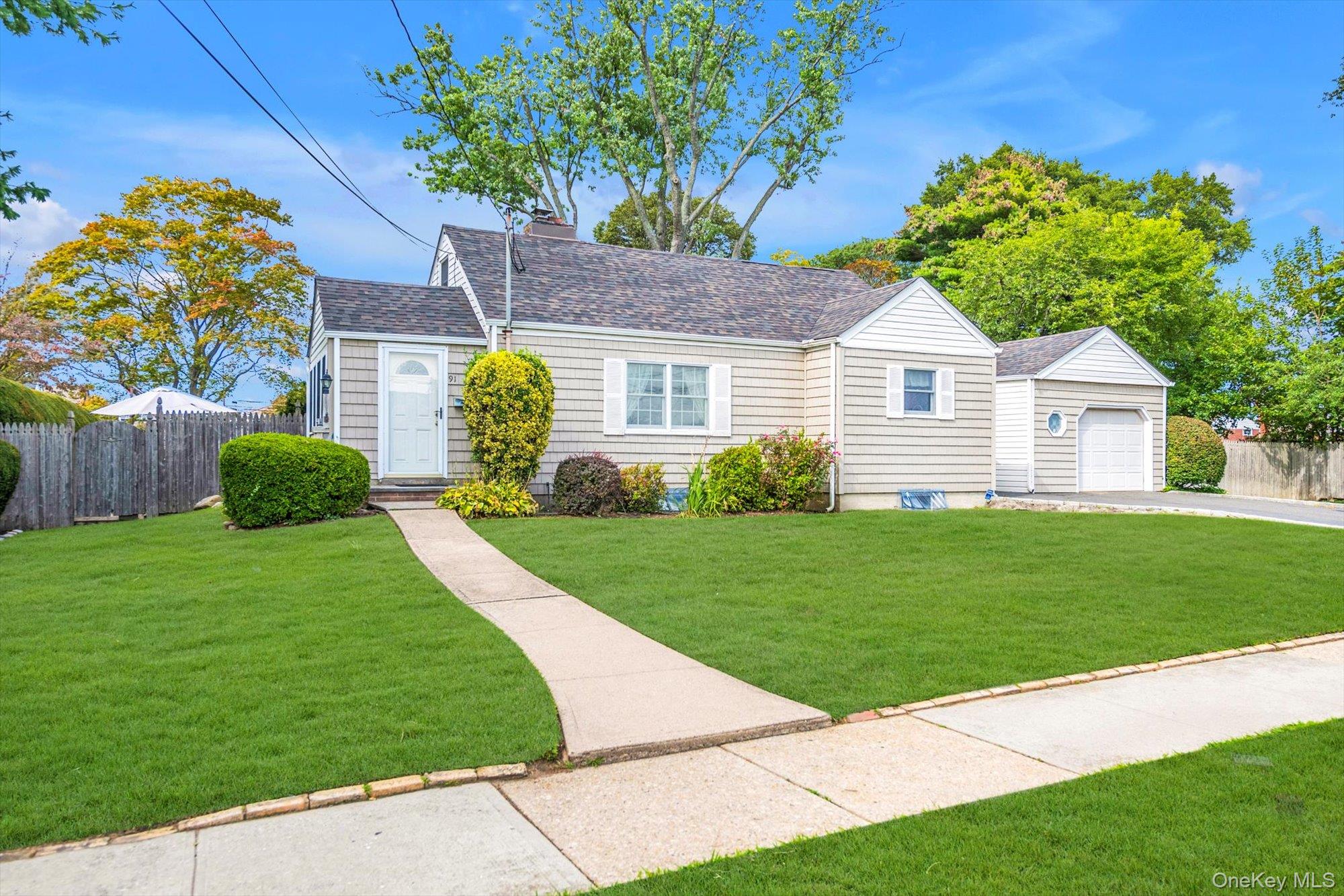 Hicksville, New York, 11801, United States, 3 Bedrooms Bedrooms, ,2 BathroomsBathrooms,Residential,For Sale,1950736