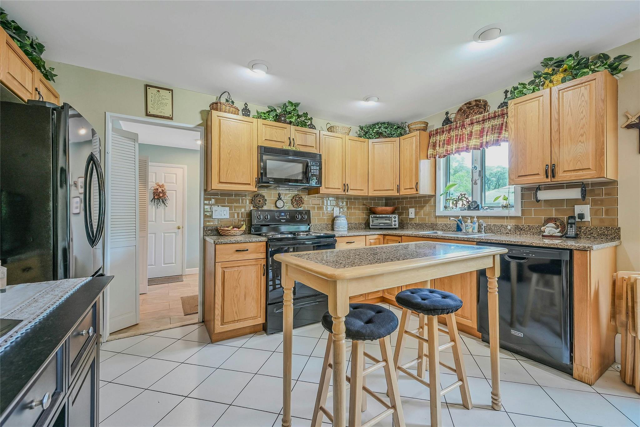 Sayville, New York, 11782, United States, 3 Bedrooms Bedrooms, ,2 BathroomsBathrooms,Residential,For Sale,1892775