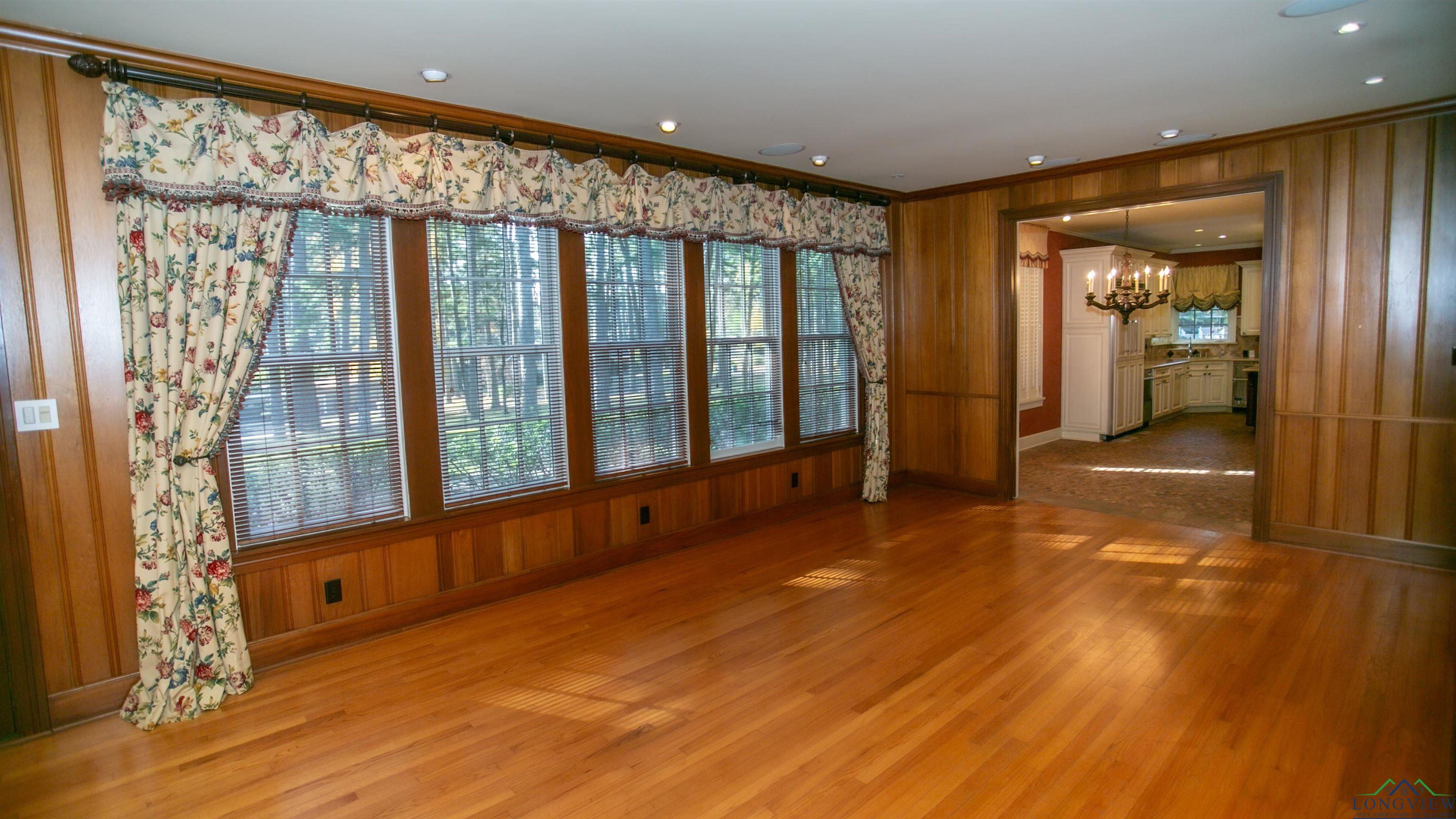 Marshall, Texas, 75670, United States, 5 Bedrooms Bedrooms, ,5 BathroomsBathrooms,Residential,For Sale,1943328