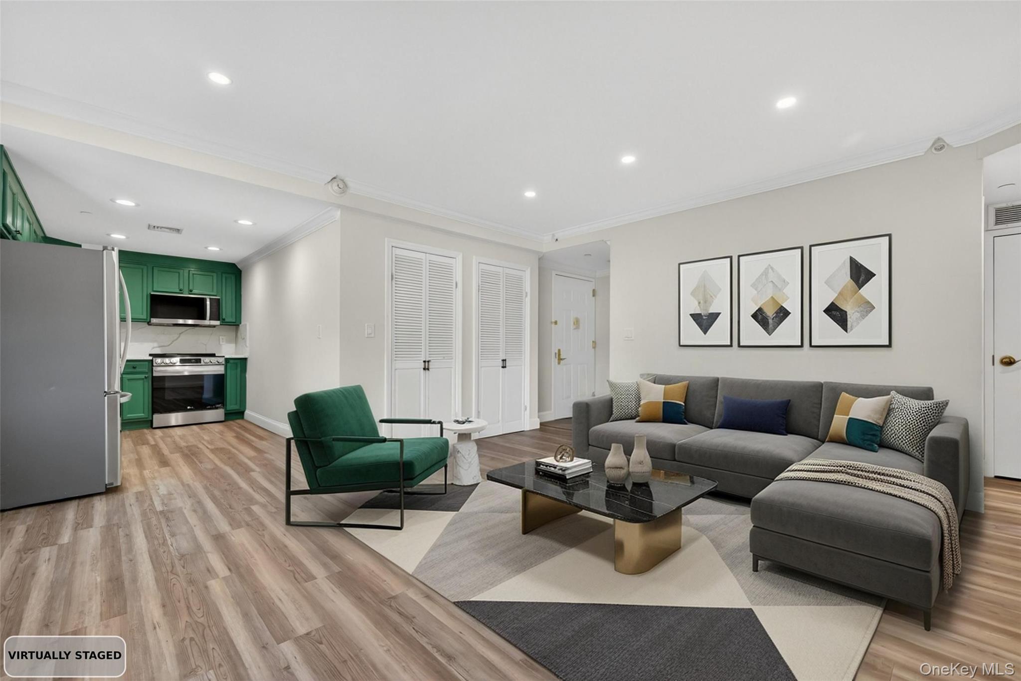  242 Maple Avenue, Westbury, NY, 11590 - 物件實景