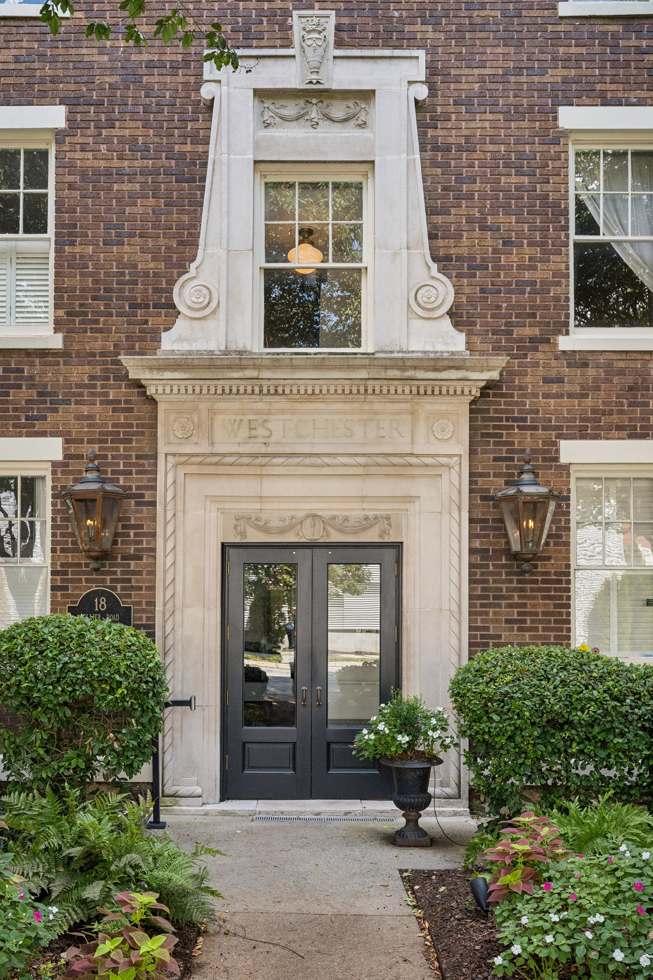  Beautiful Top Floor End Unit Condo Combines Historic Charm and Modern Finishes - 物件實景