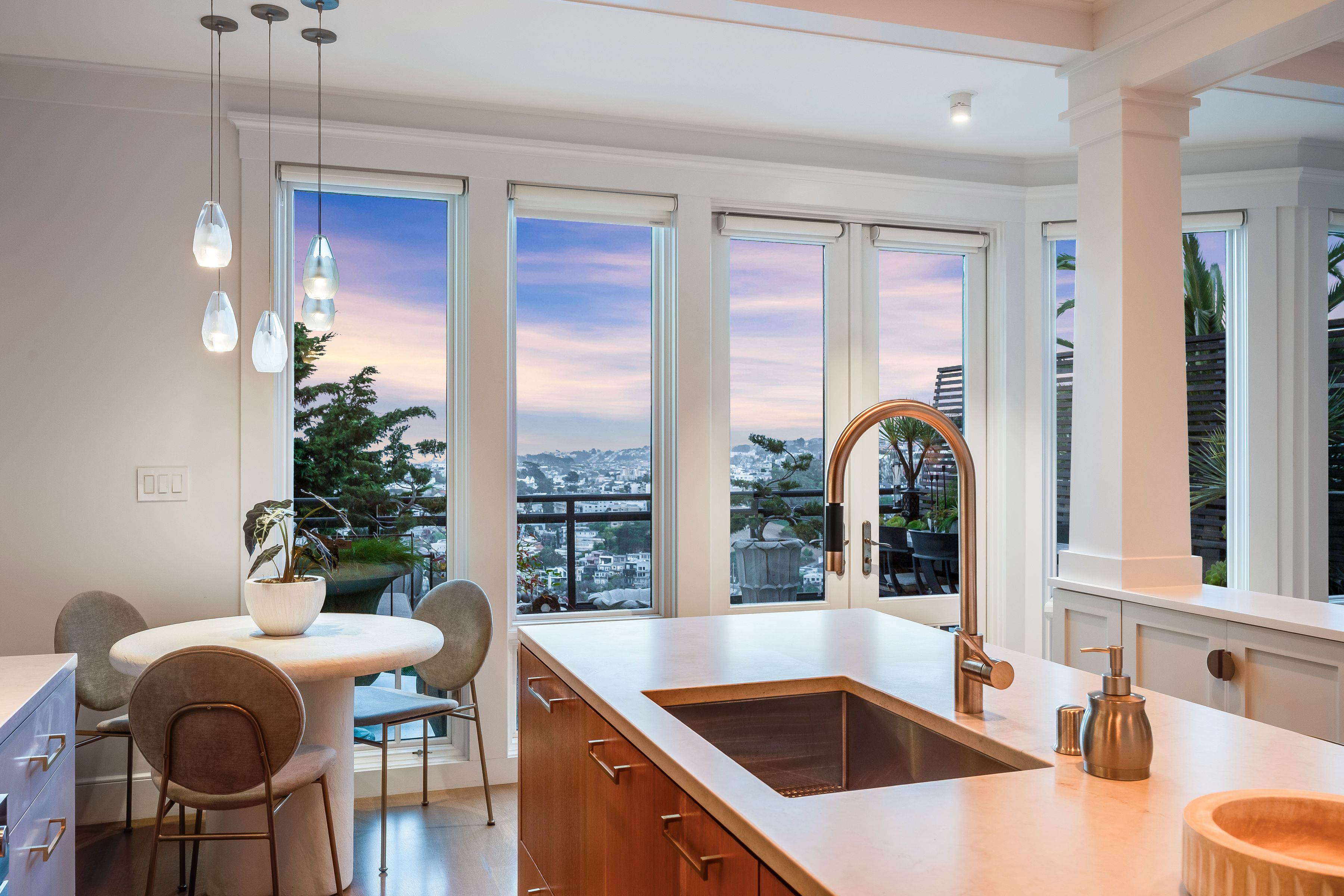  Craftsman Jewel With Sweeping Views - 物件實景