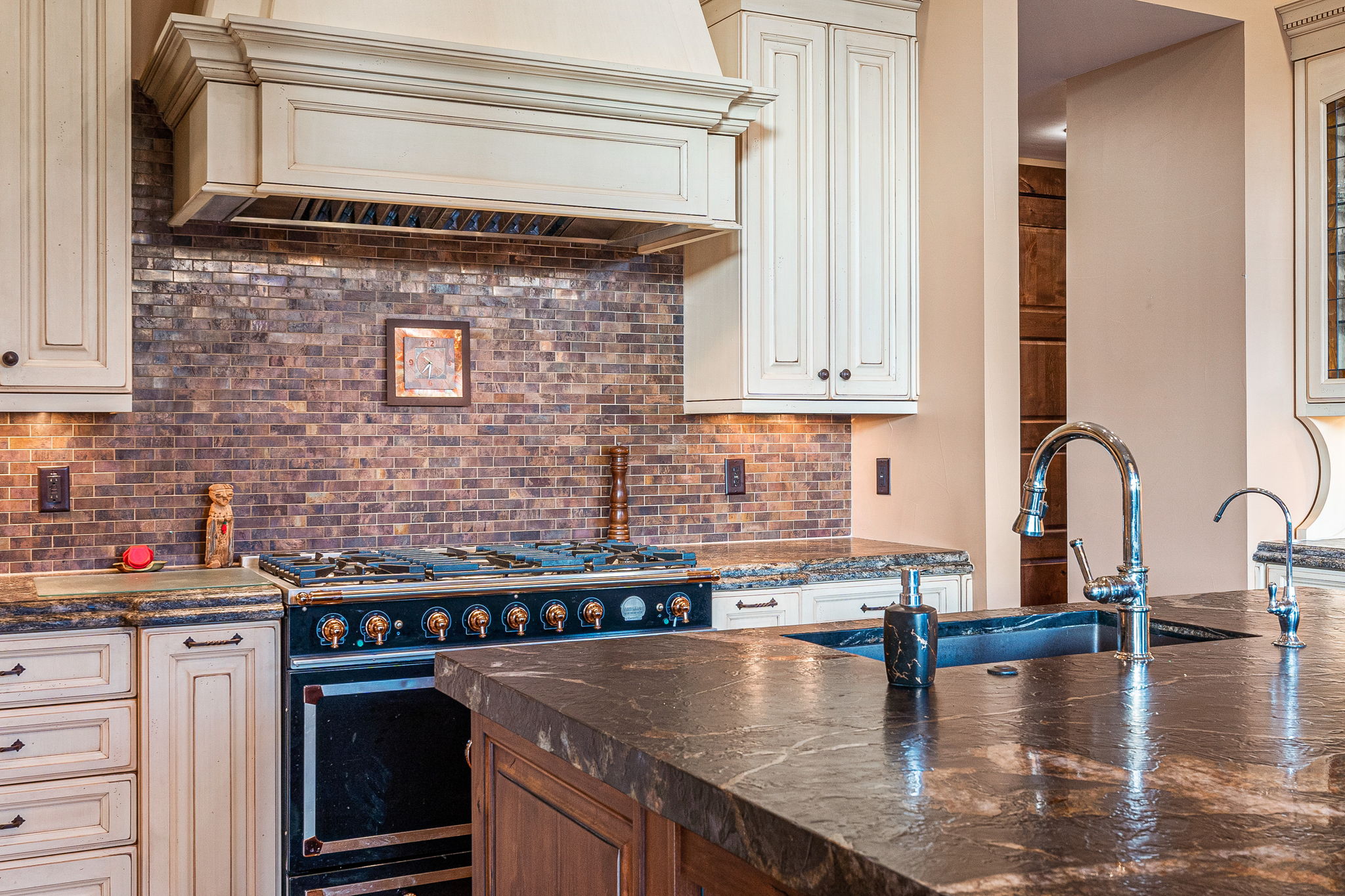  Impressive Mountain Retreat Nestled in the Exclusive Enclave of West Ranch - 物件實景