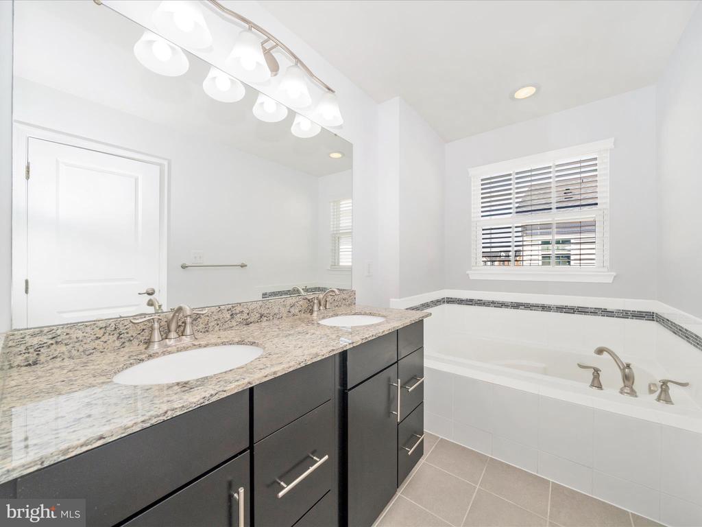 Greenbelt, Maryland, 20770, United States, 3 Bedrooms Bedrooms, ,4 BathroomsBathrooms,Residential,For Sale,1981928