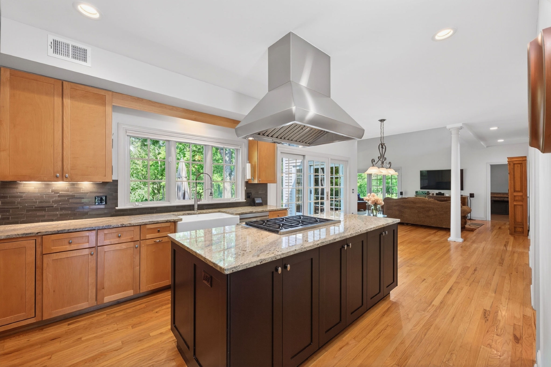  ?Hill View Farms? Neighborhood Colonial Offers Convenience and Tranquility - 物件實景