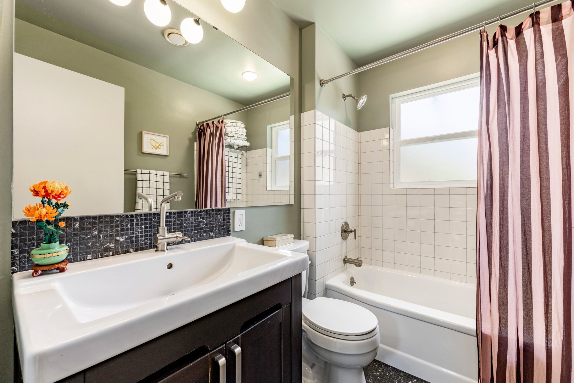  Spacious Millcreek Bungalow with Expansive Backyard & 2-Car Garage - 物件實景