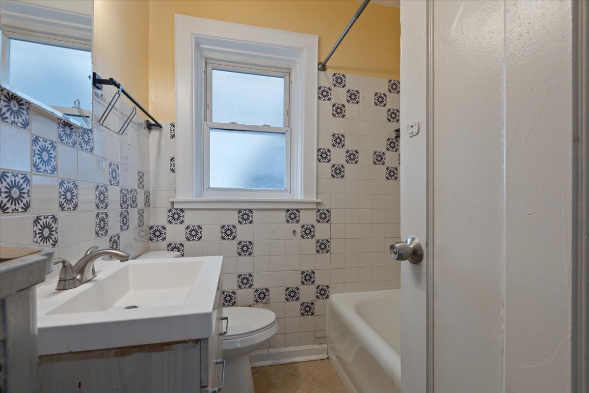 Chicago, Illinois, 60659, United States, 9 Bedrooms Bedrooms, ,Residential,For Sale,1905670