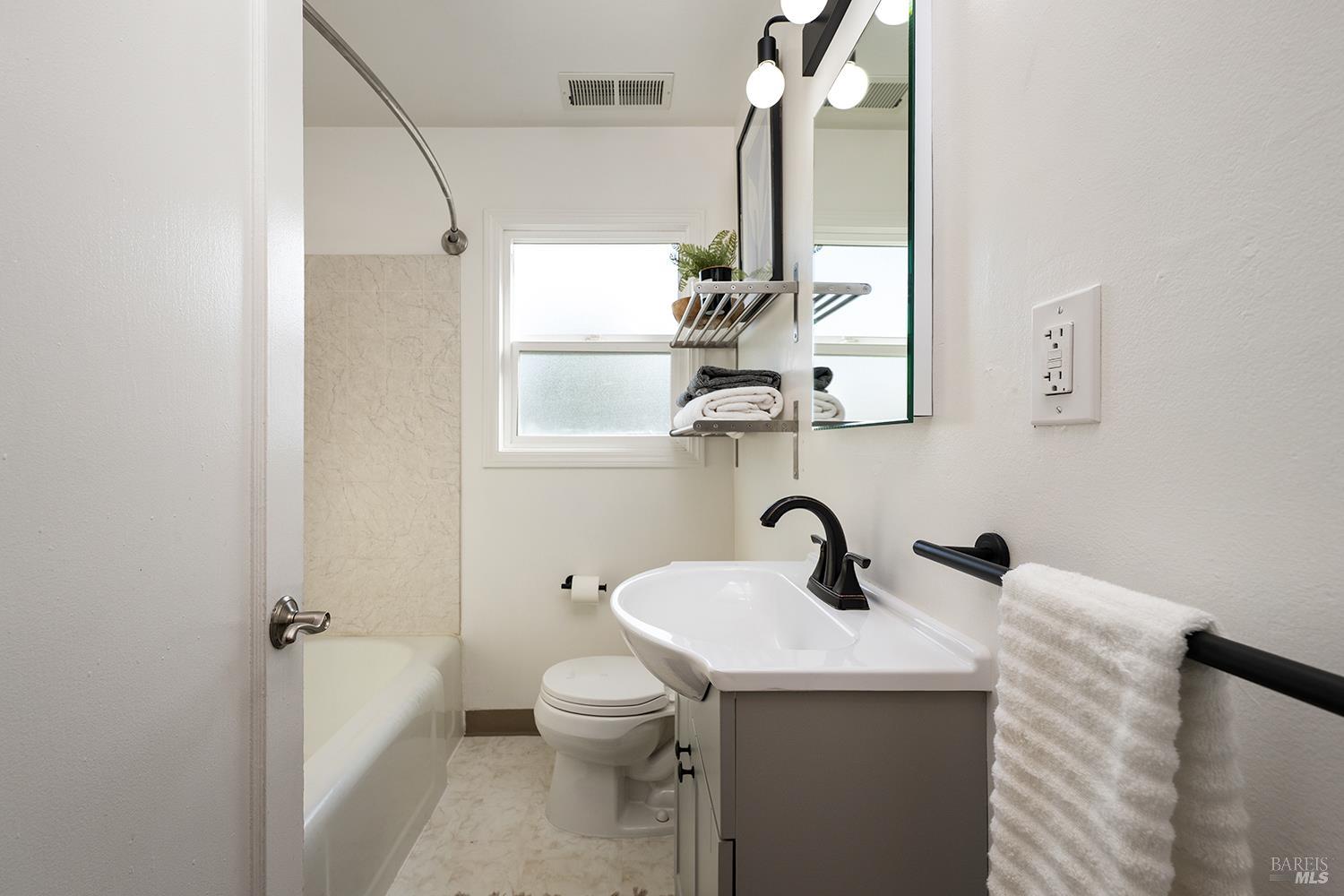 Santa Rosa, California, 95405, United States, 2 Bedrooms Bedrooms, ,2 BathroomsBathrooms,Residential,For Sale,1989467