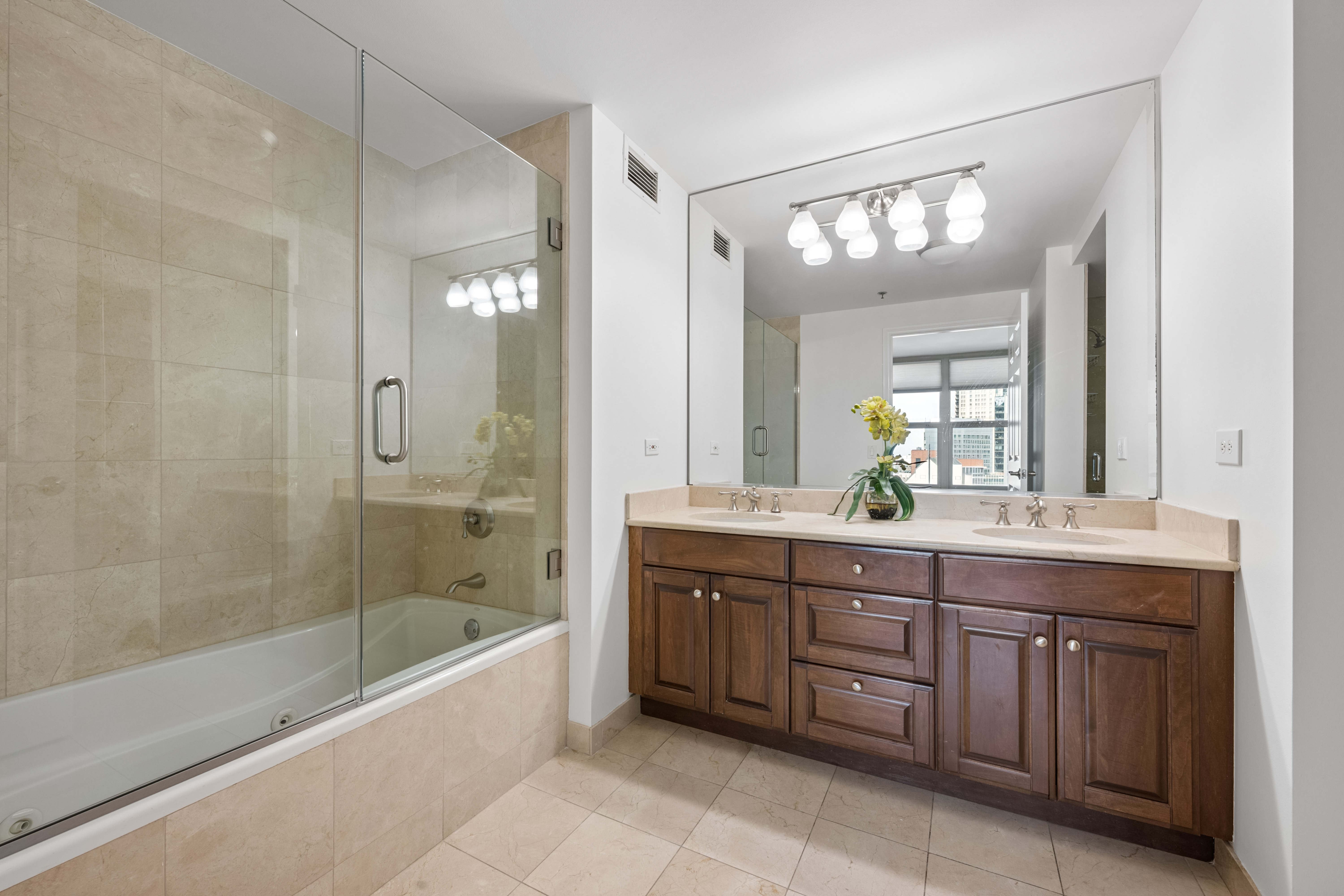  Northeast Split Two Bedroom with Outstanding City and Lake Views at The Fordham - 物件實景
