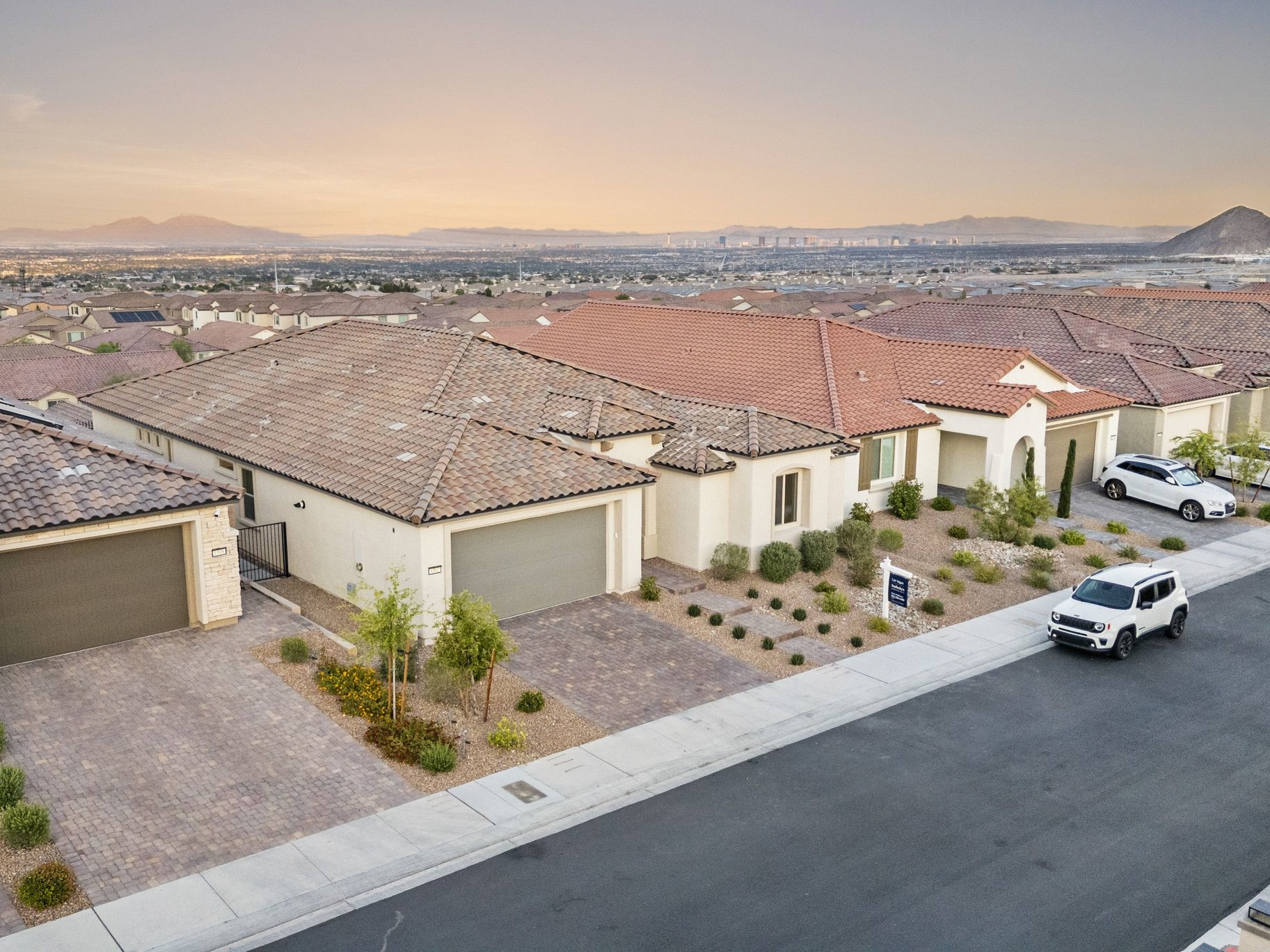  Thoughtfully Upgraded Home Set on an Elevated Lot Offering Sweeping Views - 物件實景