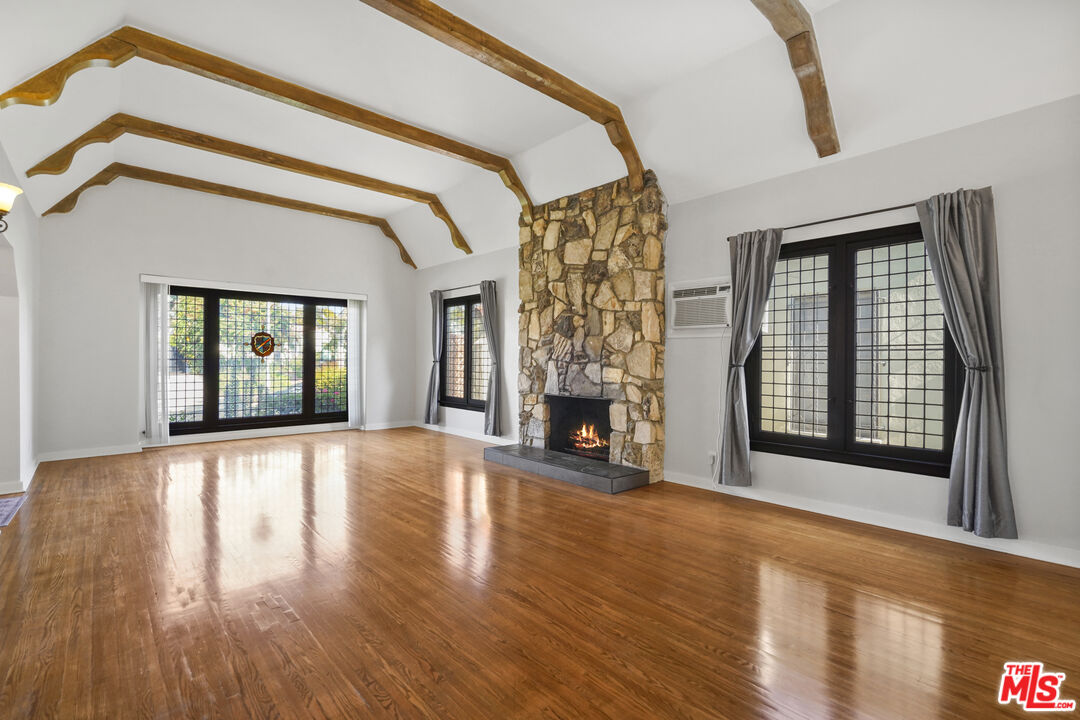 Los Angeles, California, 90036, United States, 3 Bedrooms Bedrooms, ,3 BathroomsBathrooms,Residential,For Sale,1896825