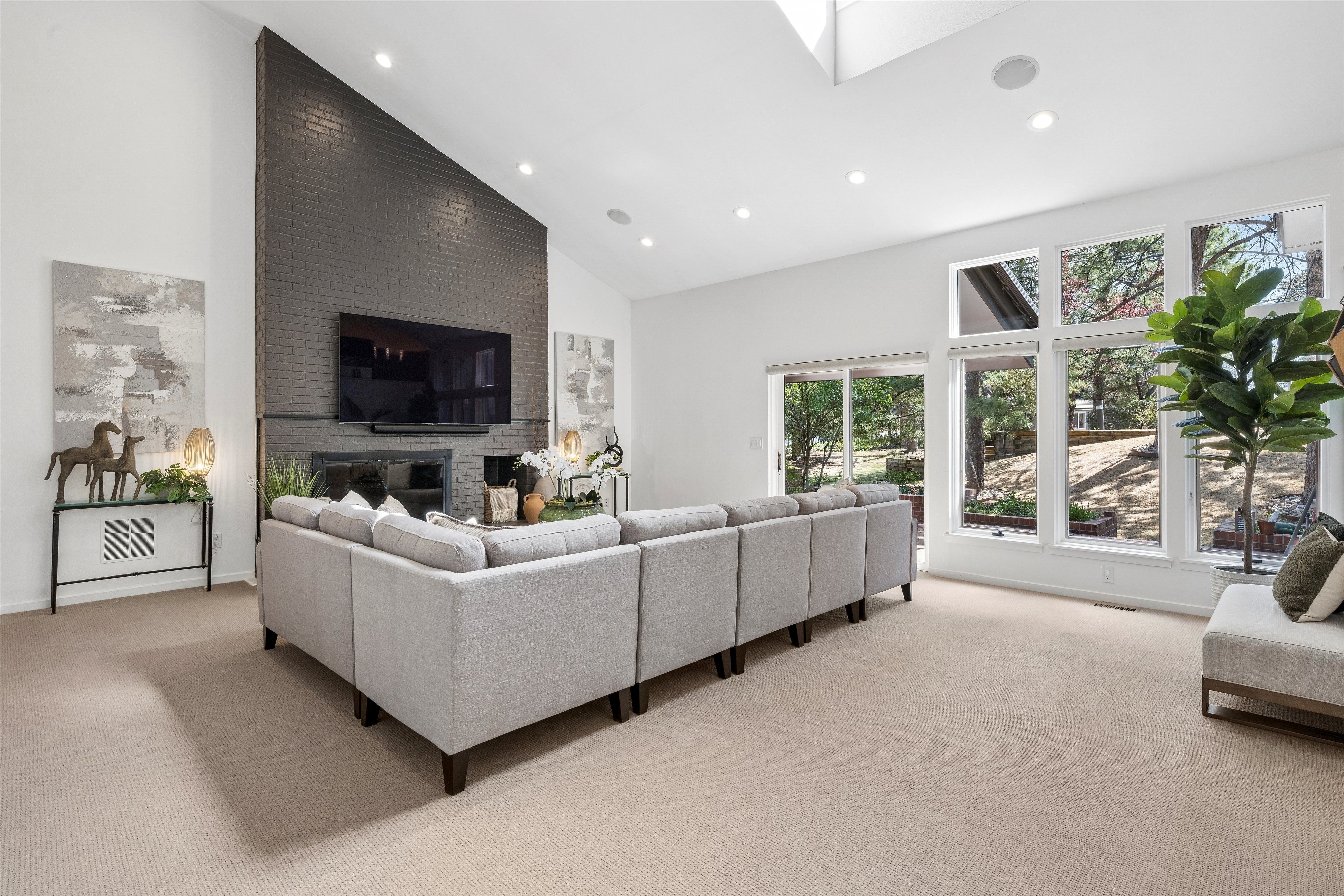  A Rare Offering: Five Bedrooms & Four Bathrooms Thoughtfully Designed Townhome - 物件實景